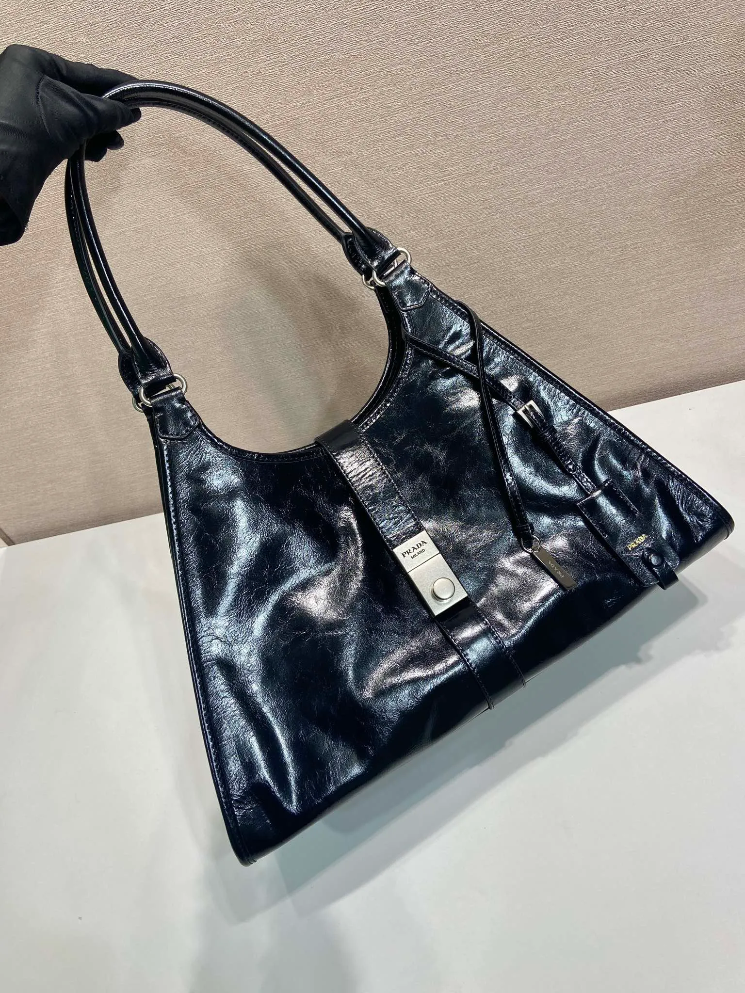 💰1900🎉New product🎉1BG570 spring and summer new model🎉🎉 This catwalk style is made of imported oil wax leather, top-grade hardware, the front panel is equipped with a buckle lock opening and closing, the capacity is large, it can be carried by hand or on the shoulder, the upper body effect is very stylish, if you like babies, hurry up and get it🎉🎉 Length 39x Height 24.5x Bottom 14cm🎉🎉🎉💰💰💰