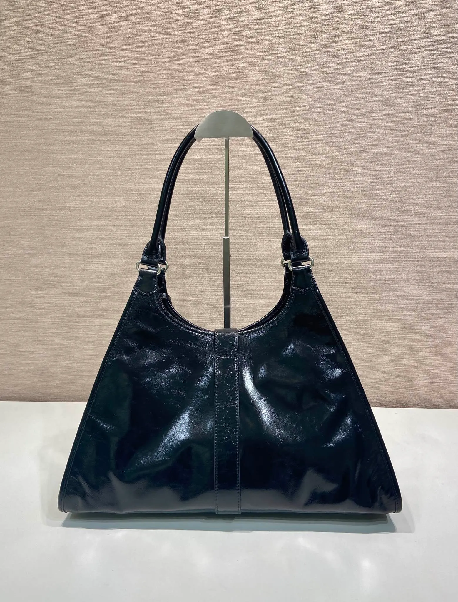 💰1900🎉New product🎉1BG570 spring and summer new model🎉🎉 This catwalk style is made of imported oil wax leather, top-grade hardware, the front panel is equipped with a buckle lock opening and closing, the capacity is large, it can be carried by hand or on the shoulder, the upper body effect is very stylish, if you like babies, hurry up and get it🎉🎉 Length 39x Height 24.5x Bottom 14cm🎉🎉🎉💰💰💰