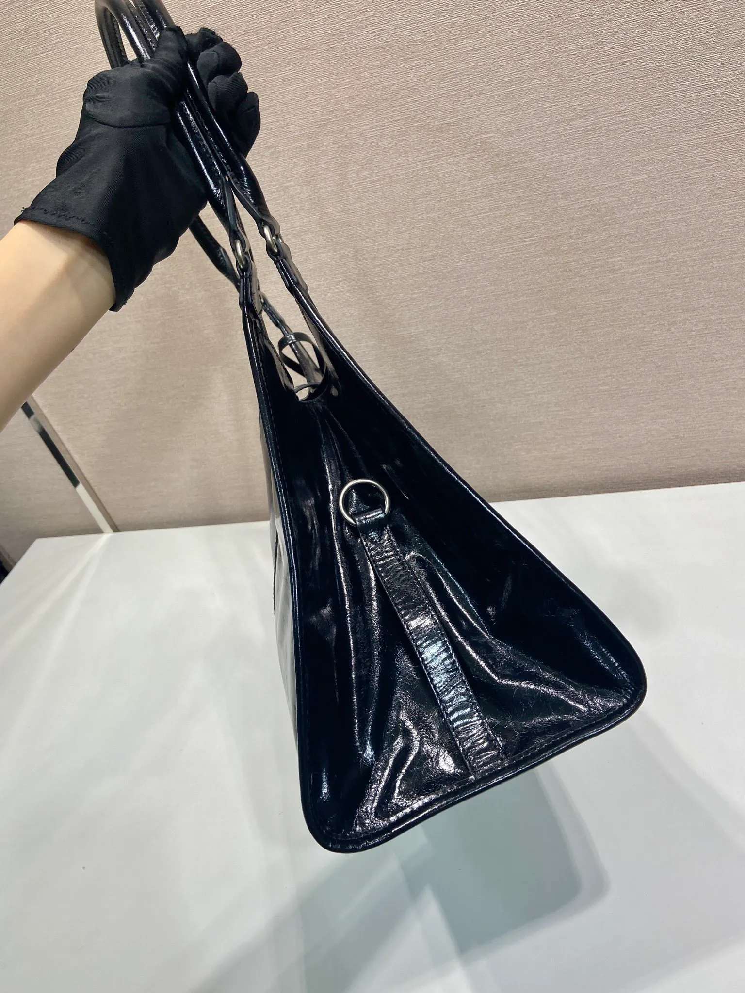 💰1900🎉New product🎉1BG570 spring and summer new model🎉🎉 This catwalk style is made of imported oil wax leather, top-grade hardware, the front panel is equipped with a buckle lock opening and closing, the capacity is large, it can be carried by hand or on the shoulder, the upper body effect is very stylish, if you like babies, hurry up and get it🎉🎉 Length 39x Height 24.5x Bottom 14cm🎉🎉🎉💰💰💰