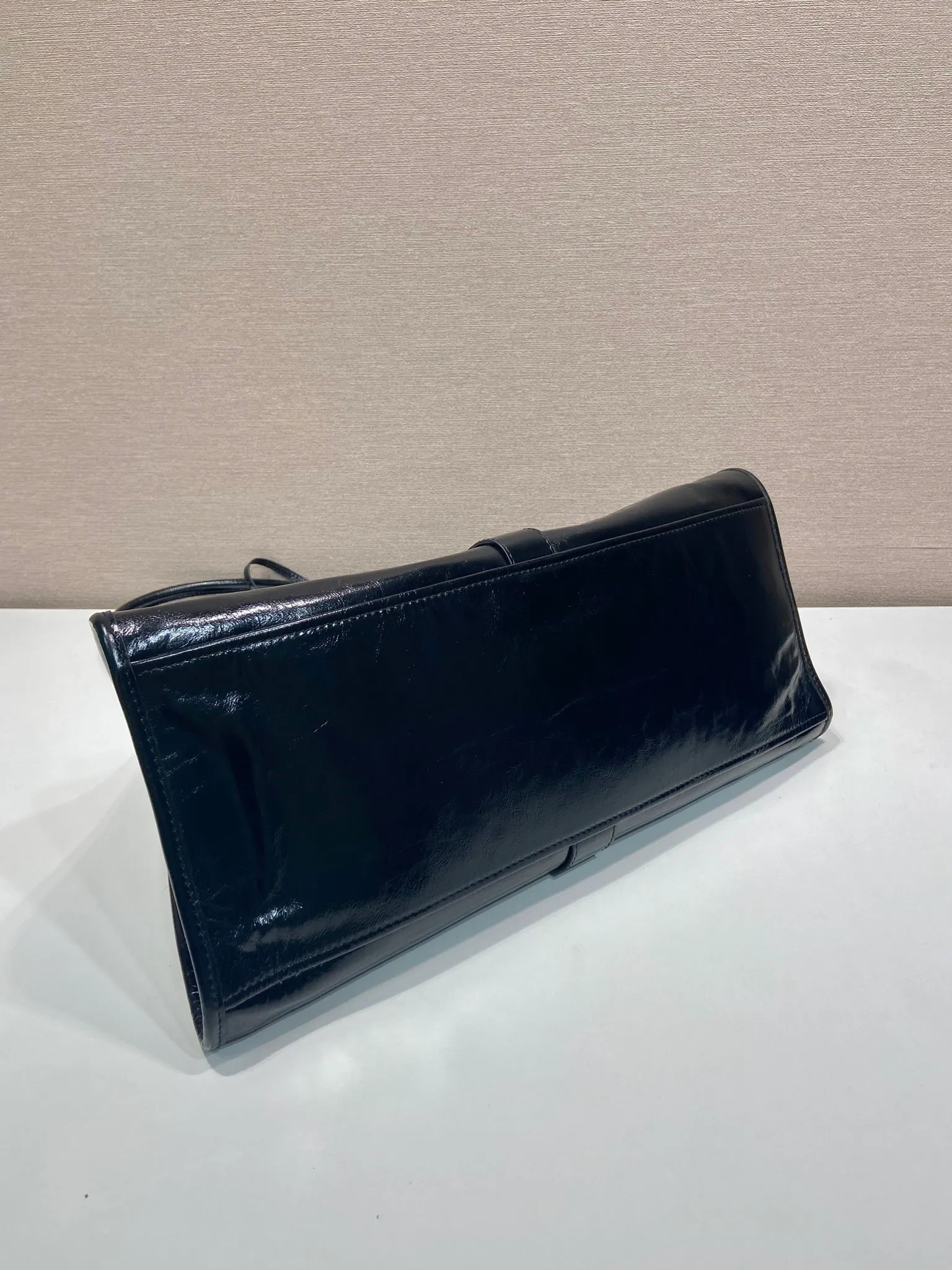 💰1900🎉New product🎉1BG570 spring and summer new model🎉🎉 This catwalk style is made of imported oil wax leather, top-grade hardware, the front panel is equipped with a buckle lock opening and closing, the capacity is large, it can be carried by hand or on the shoulder, the upper body effect is very stylish, if you like babies, hurry up and get it🎉🎉 Length 39x Height 24.5x Bottom 14cm🎉🎉🎉💰💰💰