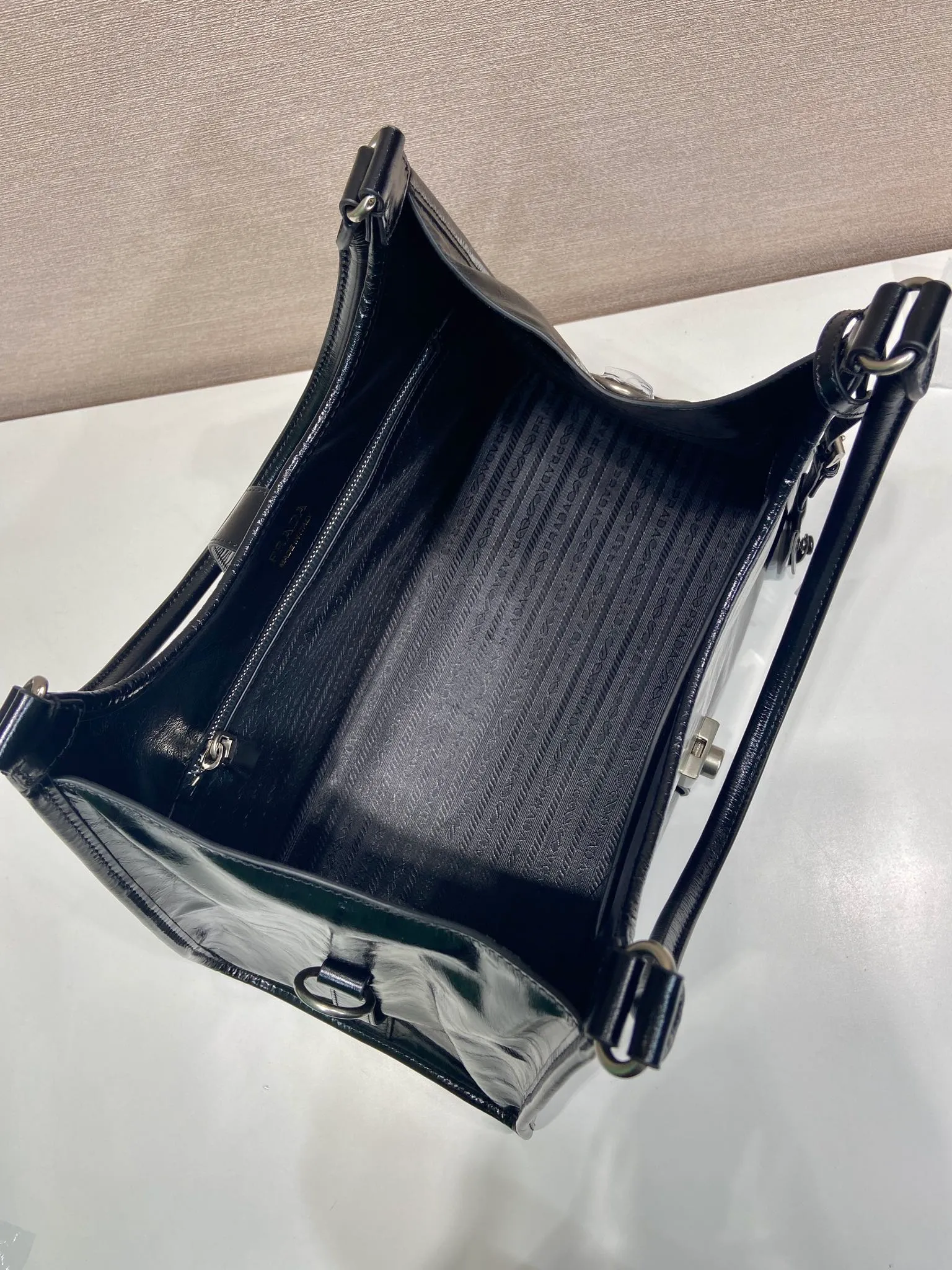 💰1900🎉New product🎉1BG570 spring and summer new model🎉🎉 This catwalk style is made of imported oil wax leather, top-grade hardware, the front panel is equipped with a buckle lock opening and closing, the capacity is large, it can be carried by hand or on the shoulder, the upper body effect is very stylish, if you like babies, hurry up and get it🎉🎉 Length 39x Height 24.5x Bottom 14cm🎉🎉🎉💰💰💰
