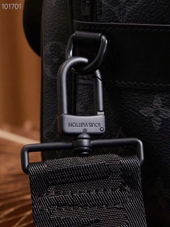 P¥940👉nfc dynamic chip version👈【Top inspection-free all-steel hardware】𝐒 𝐋𝐎𝐂𝐊 Messenger bag m45806 black flower French original leather🇫🇷Pure steel hardware Size: 22*18*8cm A hard-to-find messenger bag, tailor-made for men. The upper body effect is both explosive and very comfortable. It matches with different styles of daily wardrobe. It is super beautiful and grand. It seems low-key and not eye-catching, but the visual effect on the back will make your eyes shine! The capacity is also adequate, making it your first choice for daily travel, a strong hit!