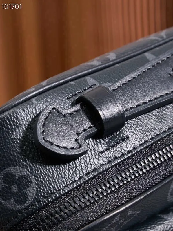 P¥940👉nfc dynamic chip version👈【Top inspection-free all-steel hardware】𝐒 𝐋𝐎𝐂𝐊 Messenger bag m45806 black flower French original leather🇫🇷Pure steel hardware Size: 22*18*8cm A hard-to-find messenger bag, tailor-made for men. The upper body effect is both explosive and very comfortable. It matches with different styles of daily wardrobe. It is super beautiful and grand. It seems low-key and not eye-catching, but the visual effect on the back will make your eyes shine! The capacity is also adequate, making it your first choice for daily travel, a strong hit!