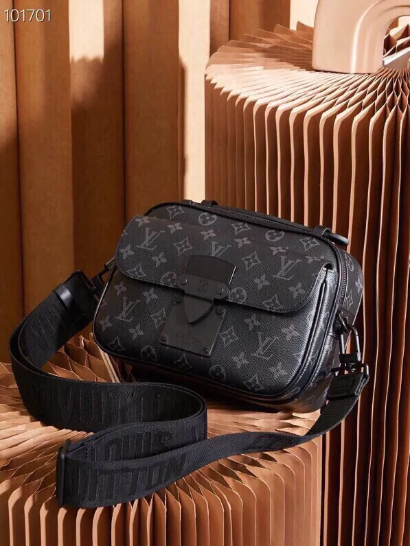 P¥940👉nfc dynamic chip version👈【Top inspection-free all-steel hardware】𝐒 𝐋𝐎𝐂𝐊 Messenger bag m45806 black flower French original leather🇫🇷Pure steel hardware Size: 22*18*8cm A hard-to-find messenger bag, tailor-made for men. The upper body effect is both explosive and very comfortable. It matches with different styles of daily wardrobe. It is super beautiful and grand. It seems low-key and not eye-catching, but the visual effect on the back will make your eyes shine! The capacity is also adequate, making it your first choice for daily travel, a strong hit!