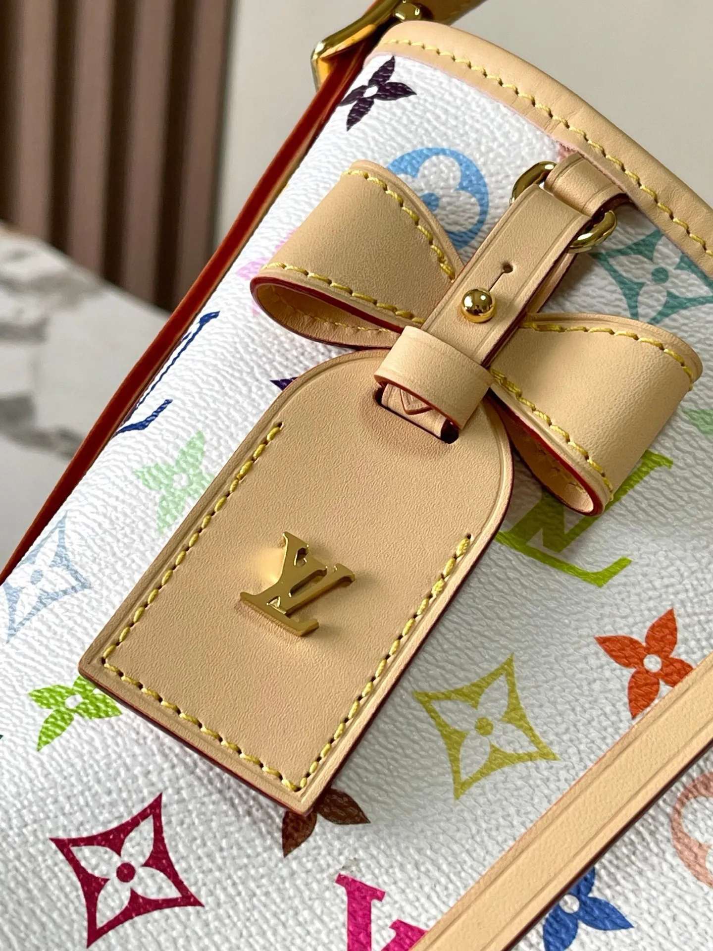P¥1460👉nfc163C01 dynamic chip👈[MB special inspection-free all-steel hardware] This small CarryAll handbag comes from the Louis Vuitton Calf leather trim creates a figure-hugging fit, and a designer plaque details the elegant bow. Monogram coated canvas - Calfskin leather trim - Textile lining - Metal hardware - Drawstring and magnetic closure - Internal patch pocket - Internal zip pocket - Removable name tag - Holds a smartphone, keys, headphones and Zippy wallet - Shoulder strap: removable and adjustable! ! Model: M13661; Size: 29x24x12CM