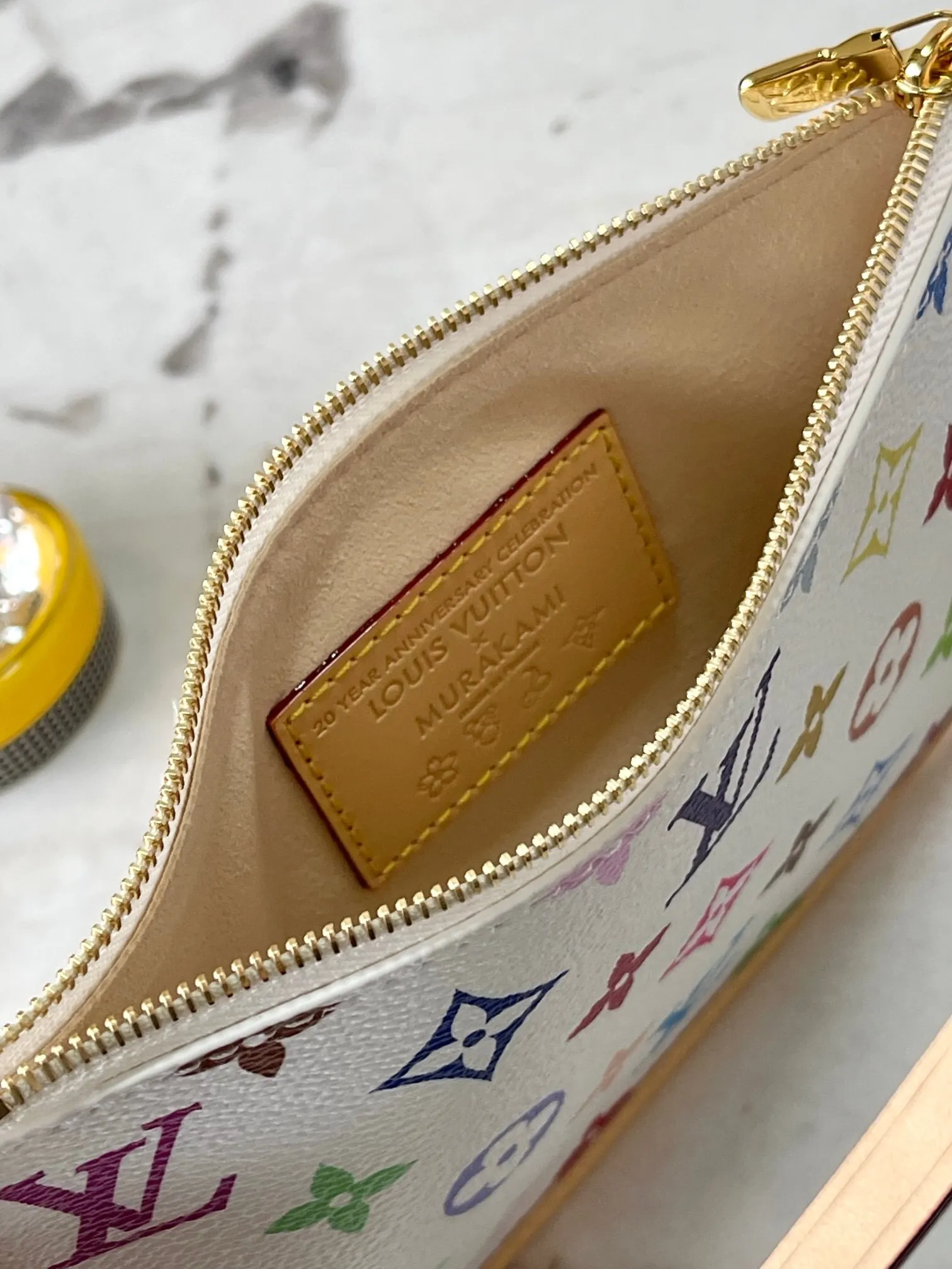P¥1460👉nfc163C01 dynamic chip👈[MB special inspection-free all-steel hardware] This small CarryAll handbag comes from the Louis Vuitton Calf leather trim creates a figure-hugging fit, and a designer plaque details the elegant bow. Monogram coated canvas - Calfskin leather trim - Textile lining - Metal hardware - Drawstring and magnetic closure - Internal patch pocket - Internal zip pocket - Removable name tag - Holds a smartphone, keys, headphones and Zippy wallet - Shoulder strap: removable and adjustable! ! Model: M13661; Size: 29x24x12CM