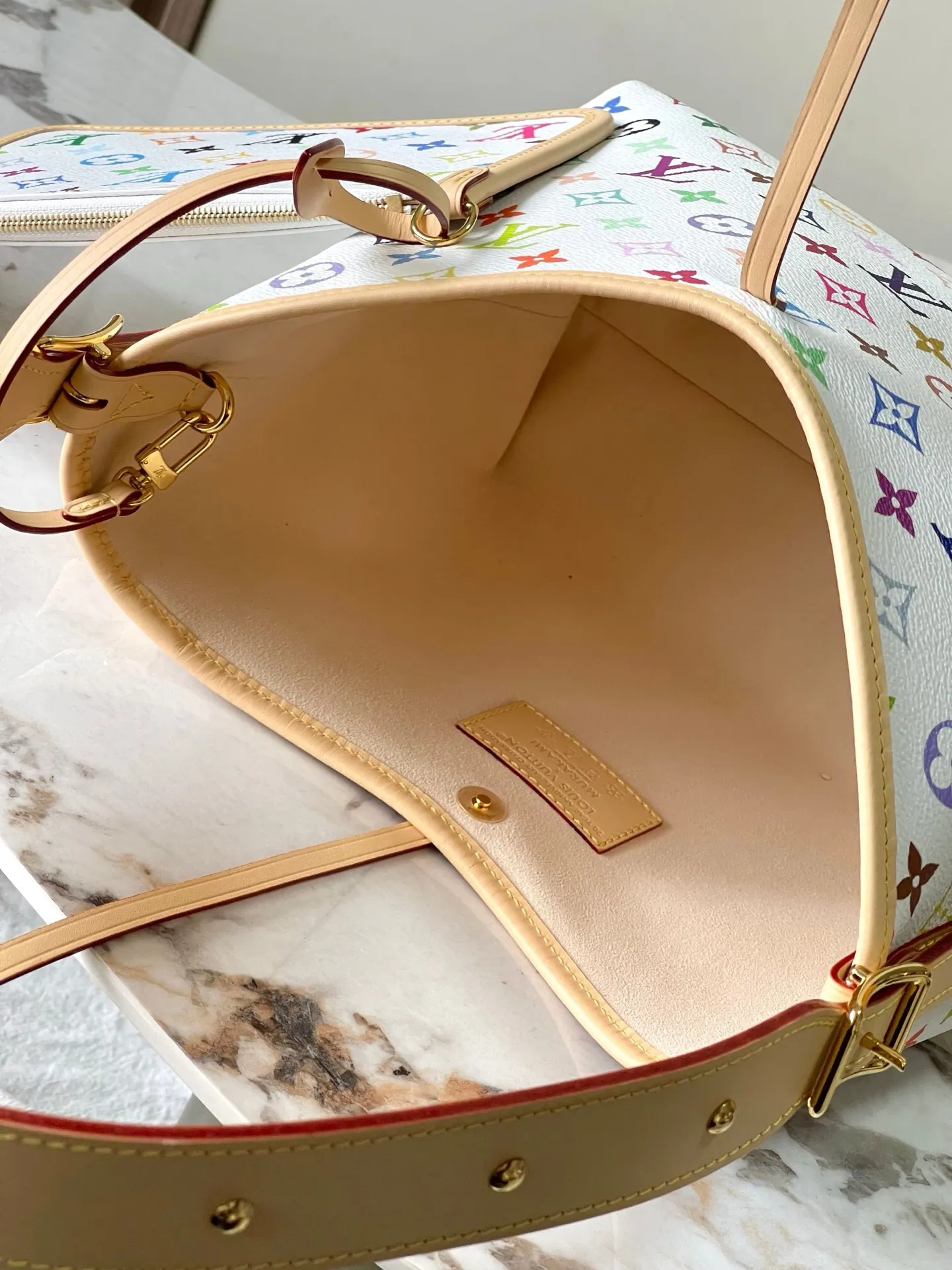 P¥1460👉nfc163C01 dynamic chip👈[MB special inspection-free all-steel hardware] This small CarryAll handbag comes from the Louis Vuitton Calf leather trim creates a figure-hugging fit, and a designer plaque details the elegant bow. Monogram coated canvas - Calfskin leather trim - Textile lining - Metal hardware - Drawstring and magnetic closure - Internal patch pocket - Internal zip pocket - Removable name tag - Holds a smartphone, keys, headphones and Zippy wallet - Shoulder strap: removable and adjustable! ! Model: M13661; Size: 29x24x12CM