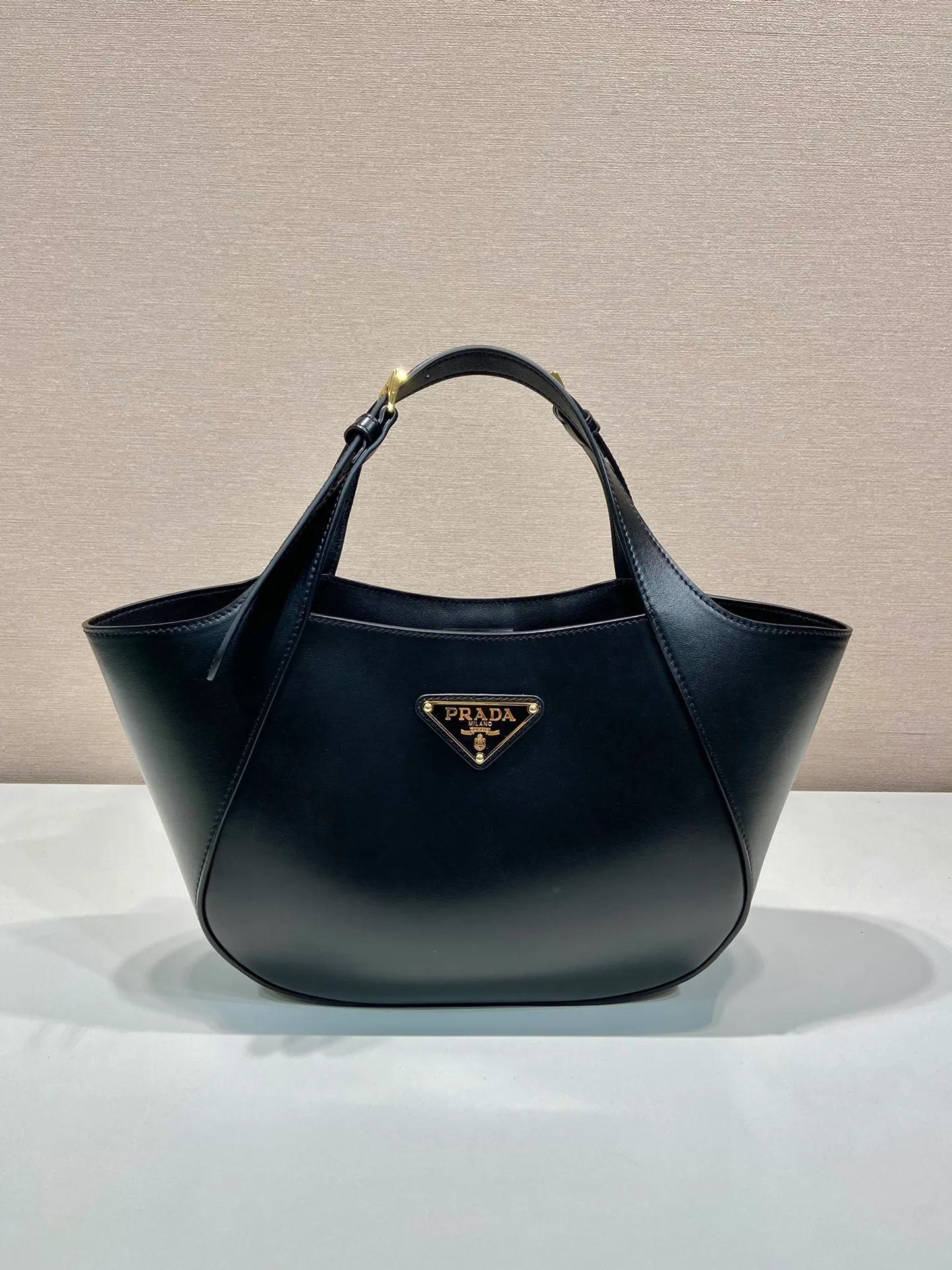 💰1720🎉New style🎉1BG483 Tote Bag🎉🎉 This leather tote bag is made of imported calf and imported sheepskin inside. It is full of exquisite charm and practicality. It features an adjustable leather handle with a classic metal buckle for a stylish and modern detail. The style is versatile and the upper body effect is very beautiful🎉🎉Babies, hurry up and get it🎉🎉 Length 28x Height 20.5x Bottom 7.5cm