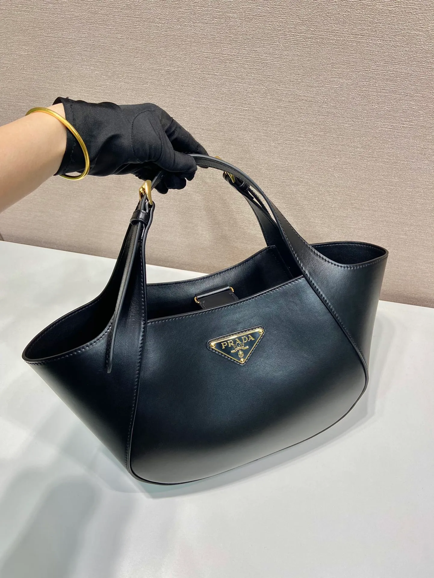 💰1720🎉New style🎉1BG483 Tote Bag🎉🎉 This leather tote bag is made of imported calf and imported sheepskin inside. It is full of exquisite charm and practicality. It features an adjustable leather handle with a classic metal buckle for a stylish and modern detail. The style is versatile and the upper body effect is very beautiful🎉🎉Babies, hurry up and get it🎉🎉 Length 28x Height 20.5x Bottom 7.5cm