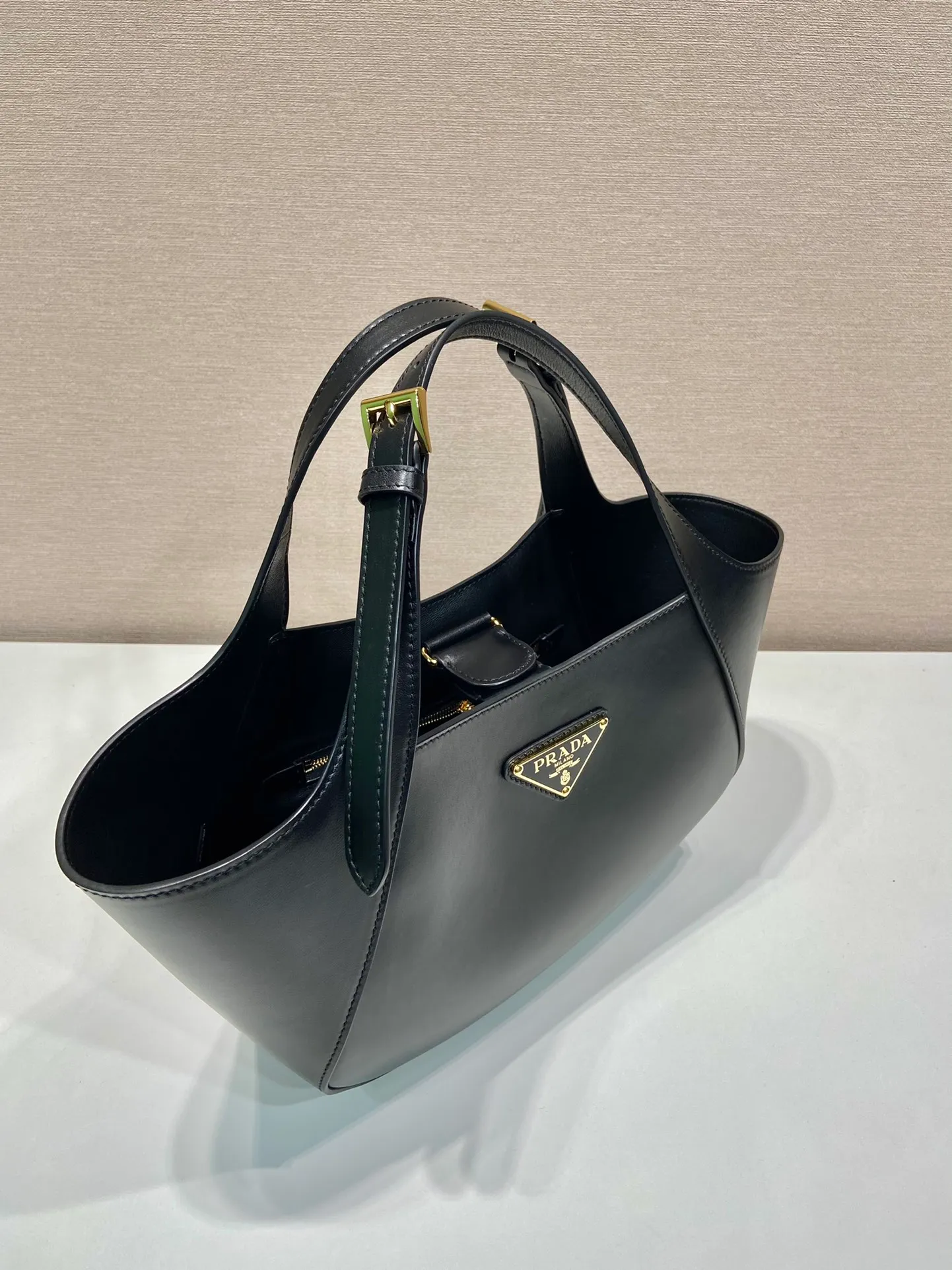 💰1720🎉New style🎉1BG483 Tote Bag🎉🎉 This leather tote bag is made of imported calf and imported sheepskin inside. It is full of exquisite charm and practicality. It features an adjustable leather handle with a classic metal buckle for a stylish and modern detail. The style is versatile and the upper body effect is very beautiful🎉🎉Babies, hurry up and get it🎉🎉 Length 28x Height 20.5x Bottom 7.5cm