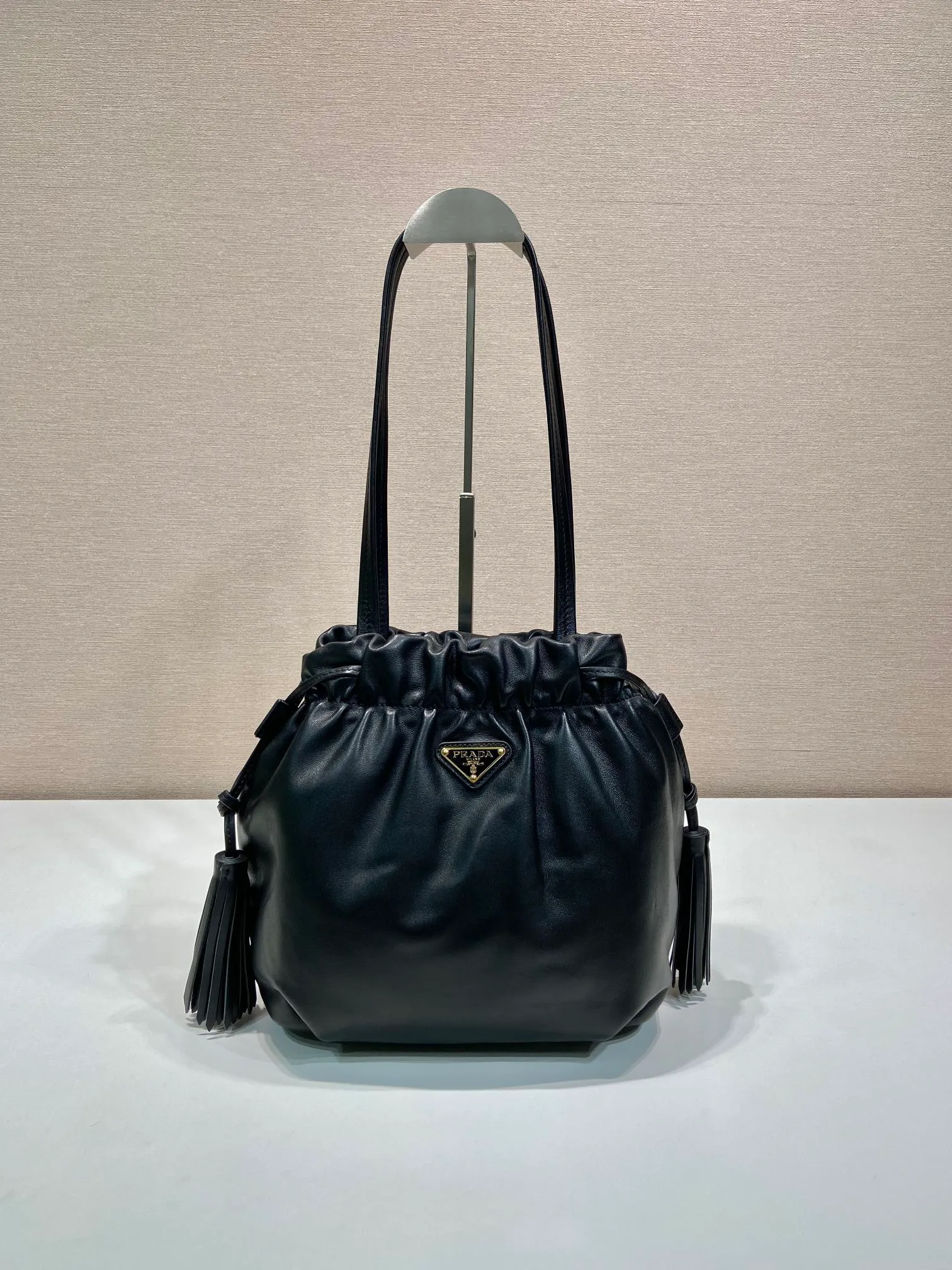💰1640🎉New lucky bag bag🎉1BG541 lambskin🎉🎉 This lucky bag bag is made of imported lambskin. The bag mouth is drawstring and combed on both sides. The whole bag looks very fashionable, light and casual. The bag mouth is opened and closed with a magnetic buckle. It is equipped with zippers and pockets inside. The upper body effect is very beautiful. Ladies, hurry up and get it. It is another timeless hot style🎉🎉 Length 24x Height 25x Bottom 11cm🎉🎉🎉👏👏👏