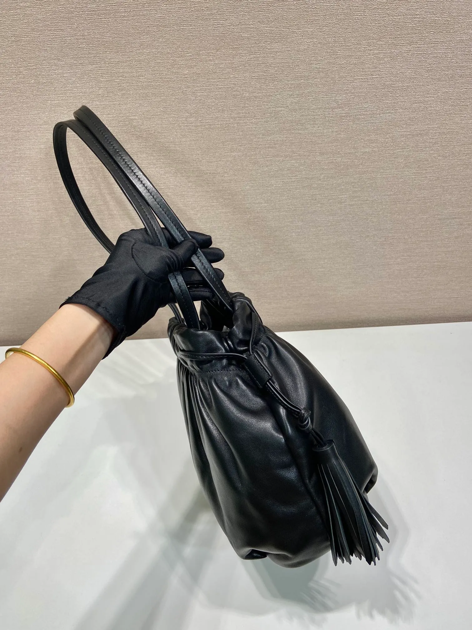 💰1640🎉New lucky bag bag🎉1BG541 lambskin🎉🎉 This lucky bag bag is made of imported lambskin. The bag mouth is drawstring and combed on both sides. The whole bag looks very fashionable, light and casual. The bag mouth is opened and closed with a magnetic buckle. It is equipped with zippers and pockets inside. The upper body effect is very beautiful. Ladies, hurry up and get it. It is another timeless hot style🎉🎉 Length 24x Height 25x Bottom 11cm🎉🎉🎉👏👏👏