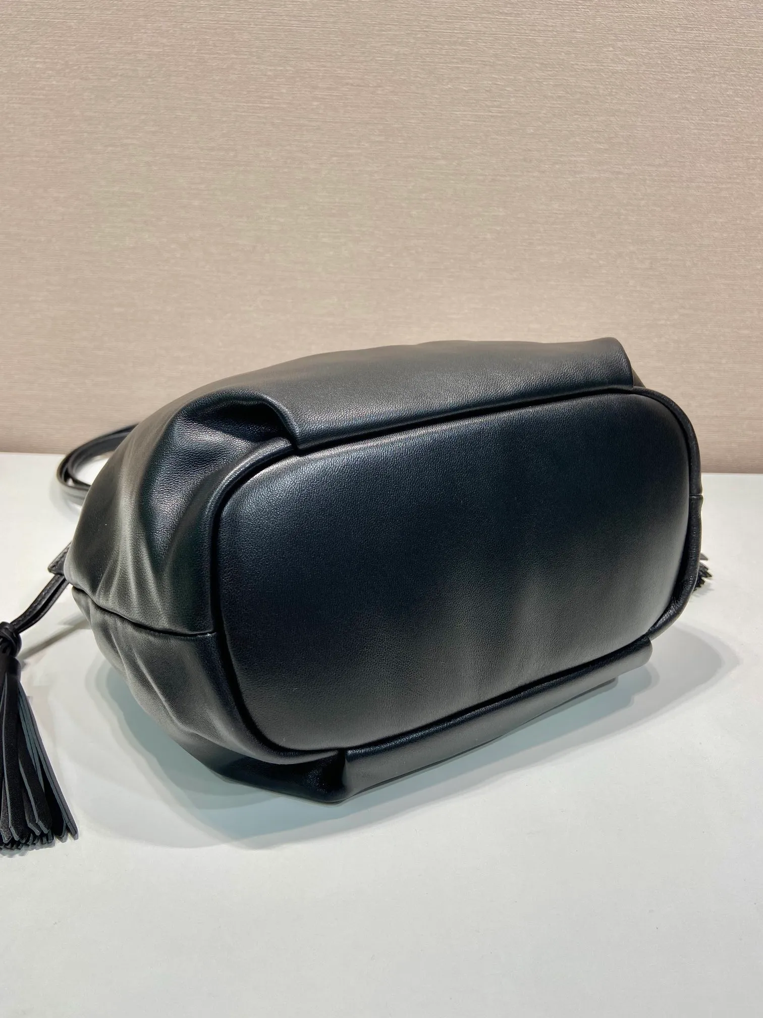💰1640🎉New lucky bag bag🎉1BG541 lambskin🎉🎉 This lucky bag bag is made of imported lambskin. The bag mouth is drawstring and combed on both sides. The whole bag looks very fashionable, light and casual. The bag mouth is opened and closed with a magnetic buckle. It is equipped with zippers and pockets inside. The upper body effect is very beautiful. Ladies, hurry up and get it. It is another timeless hot style🎉🎉 Length 24x Height 25x Bottom 11cm🎉🎉🎉👏👏👏