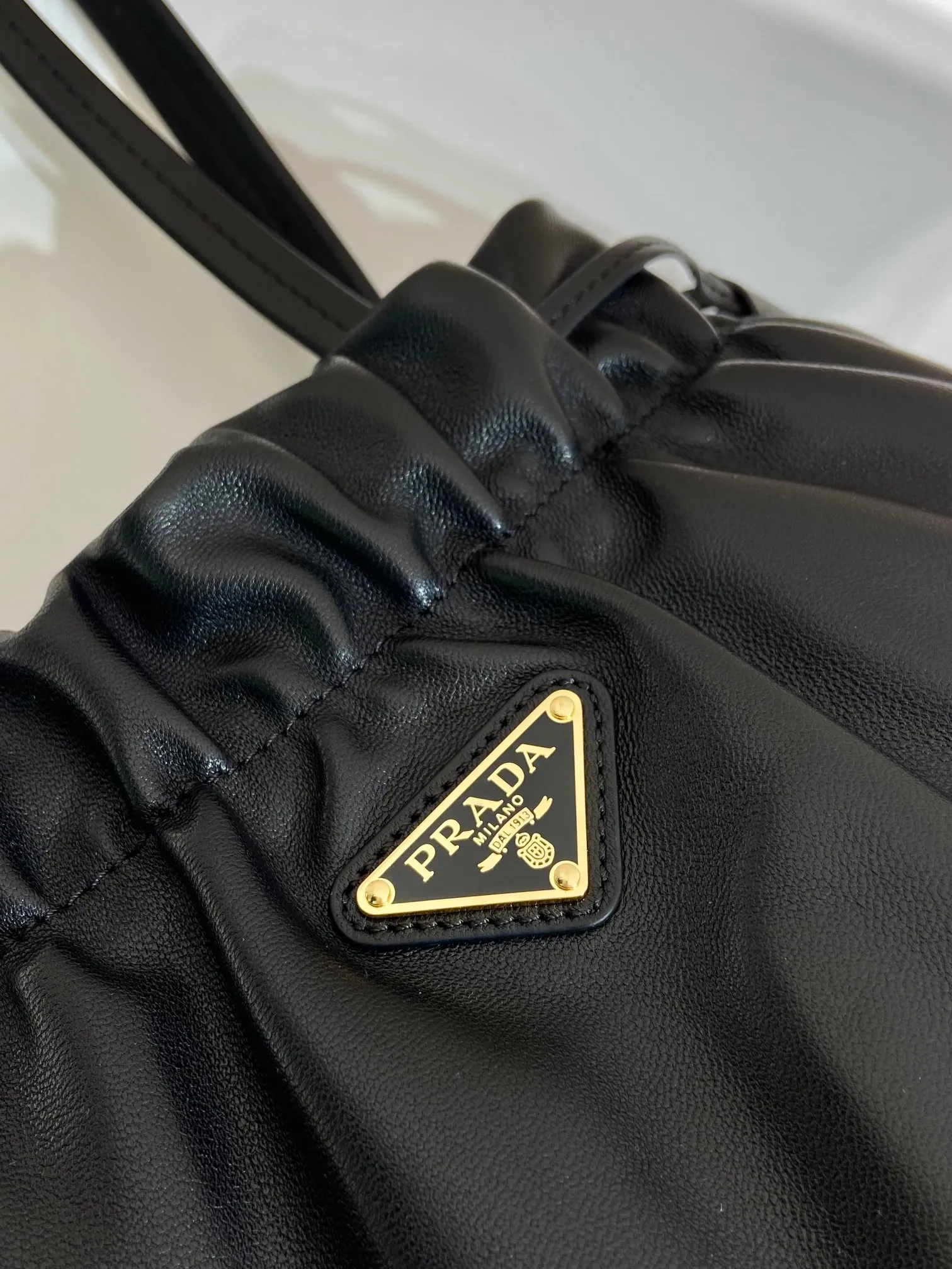 💰1640🎉New lucky bag bag🎉1BG541 lambskin🎉🎉 This lucky bag bag is made of imported lambskin. The bag mouth is drawstring and combed on both sides. The whole bag looks very fashionable, light and casual. The bag mouth is opened and closed with a magnetic buckle. It is equipped with zippers and pockets inside. The upper body effect is very beautiful. Ladies, hurry up and get it. It is another timeless hot style🎉🎉 Length 24x Height 25x Bottom 11cm🎉🎉🎉👏👏👏