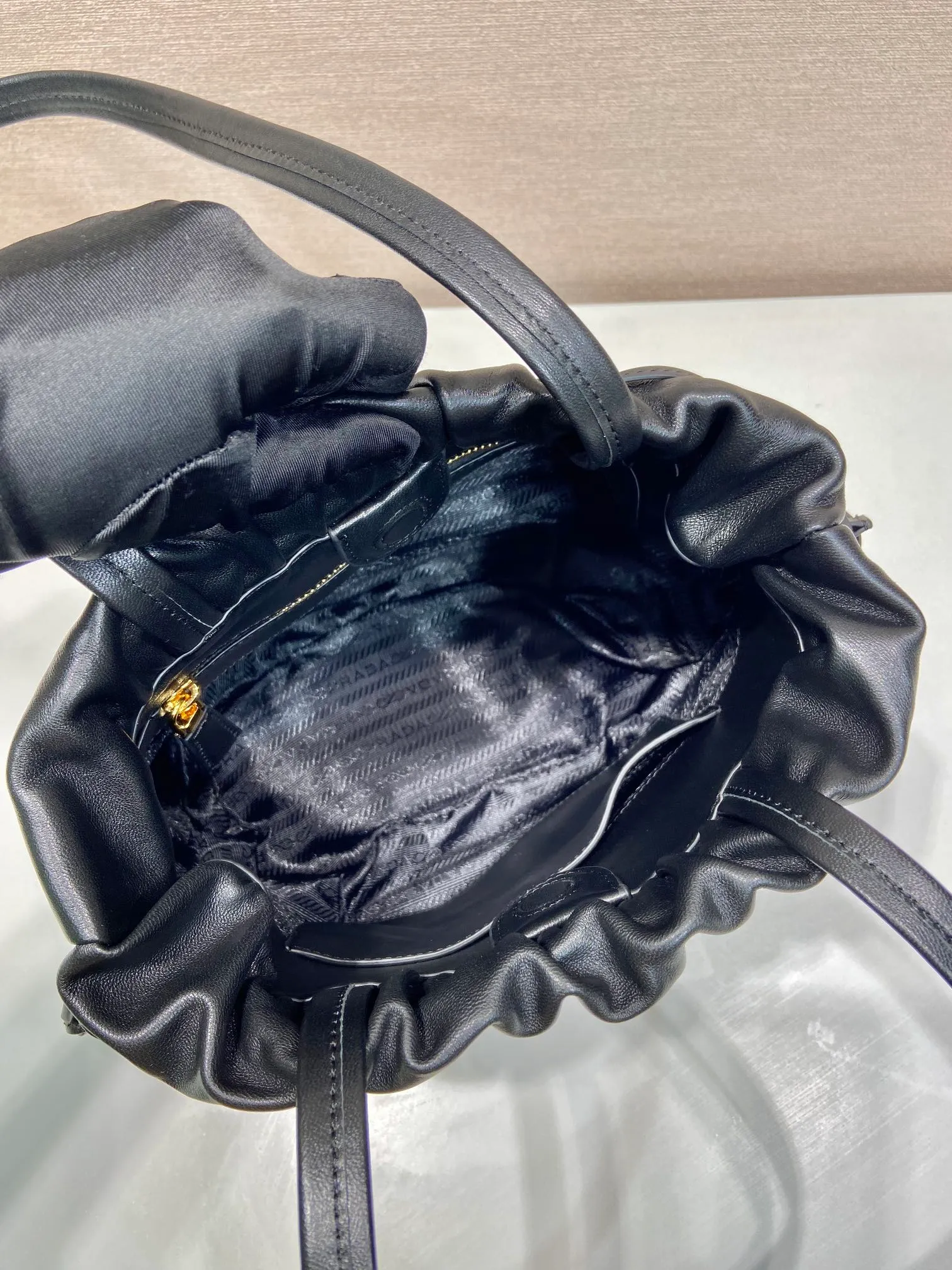 💰1640🎉New lucky bag bag🎉1BG541 lambskin🎉🎉 This lucky bag bag is made of imported lambskin. The bag mouth is drawstring and combed on both sides. The whole bag looks very fashionable, light and casual. The bag mouth is opened and closed with a magnetic buckle. It is equipped with zippers and pockets inside. The upper body effect is very beautiful. Ladies, hurry up and get it. It is another timeless hot style🎉🎉 Length 24x Height 25x Bottom 11cm🎉🎉🎉👏👏👏