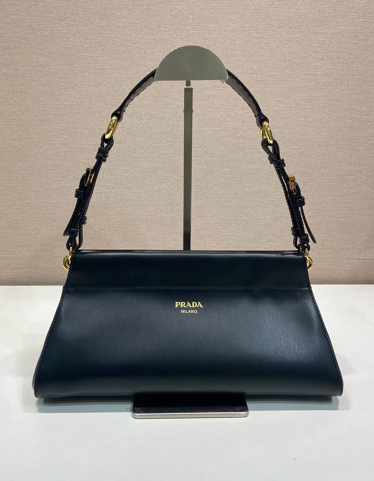 💰1640🎉New🎉1BC262🎉🎉 The Enchaîné bag features a retro-charming silhouette reinterpreted with a practical and modern structure. Classically feminine shapes are enriched by soft silhouettes and emphasized by the distressed treatment of leather, which is obtained through innovative craftsmanship techniques. The handle adds a diverse element to the design, highlighting practicality and elegance. Detachable leather handle - metal accessories - engraved logo on the front - with zipper pocket, another timeless and popular item🎉🎉 Length 32.5x Height 15.5x Bottom 11cm🎉🎉