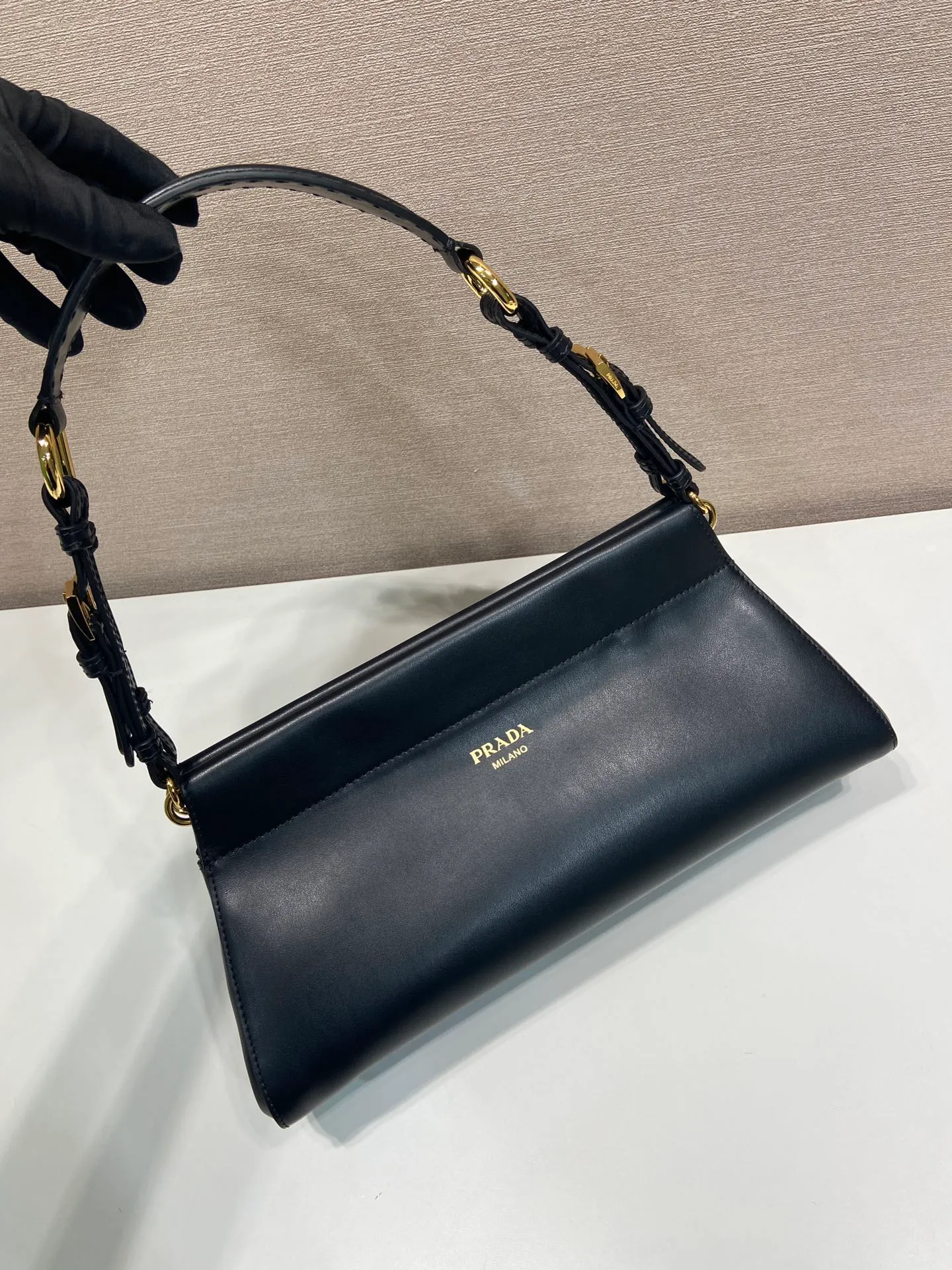 💰1640🎉New🎉1BC262🎉🎉 The Enchaîné bag features a retro-charming silhouette reinterpreted with a practical and modern structure. Classically feminine shapes are enriched by soft silhouettes and emphasized by the distressed treatment of leather, which is obtained through innovative craftsmanship techniques. The handle adds a diverse element to the design, highlighting practicality and elegance. Detachable leather handle - metal accessories - engraved logo on the front - with zipper pocket, another timeless and popular item🎉🎉 Length 32.5x Height 15.5x Bottom 11cm🎉🎉