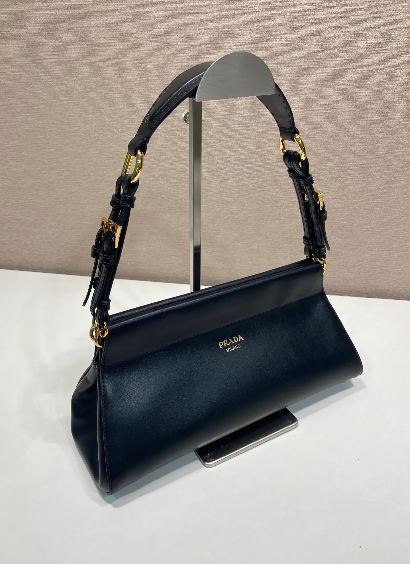 💰1640🎉New🎉1BC262🎉🎉 The Enchaîné bag features a retro-charming silhouette reinterpreted with a practical and modern structure. Classically feminine shapes are enriched by soft silhouettes and emphasized by the distressed treatment of leather, which is obtained through innovative craftsmanship techniques. The handle adds a diverse element to the design, highlighting practicality and elegance. Detachable leather handle - metal accessories - engraved logo on the front - with zipper pocket, another timeless and popular item🎉🎉 Length 32.5x Height 15.5x Bottom 11cm🎉🎉