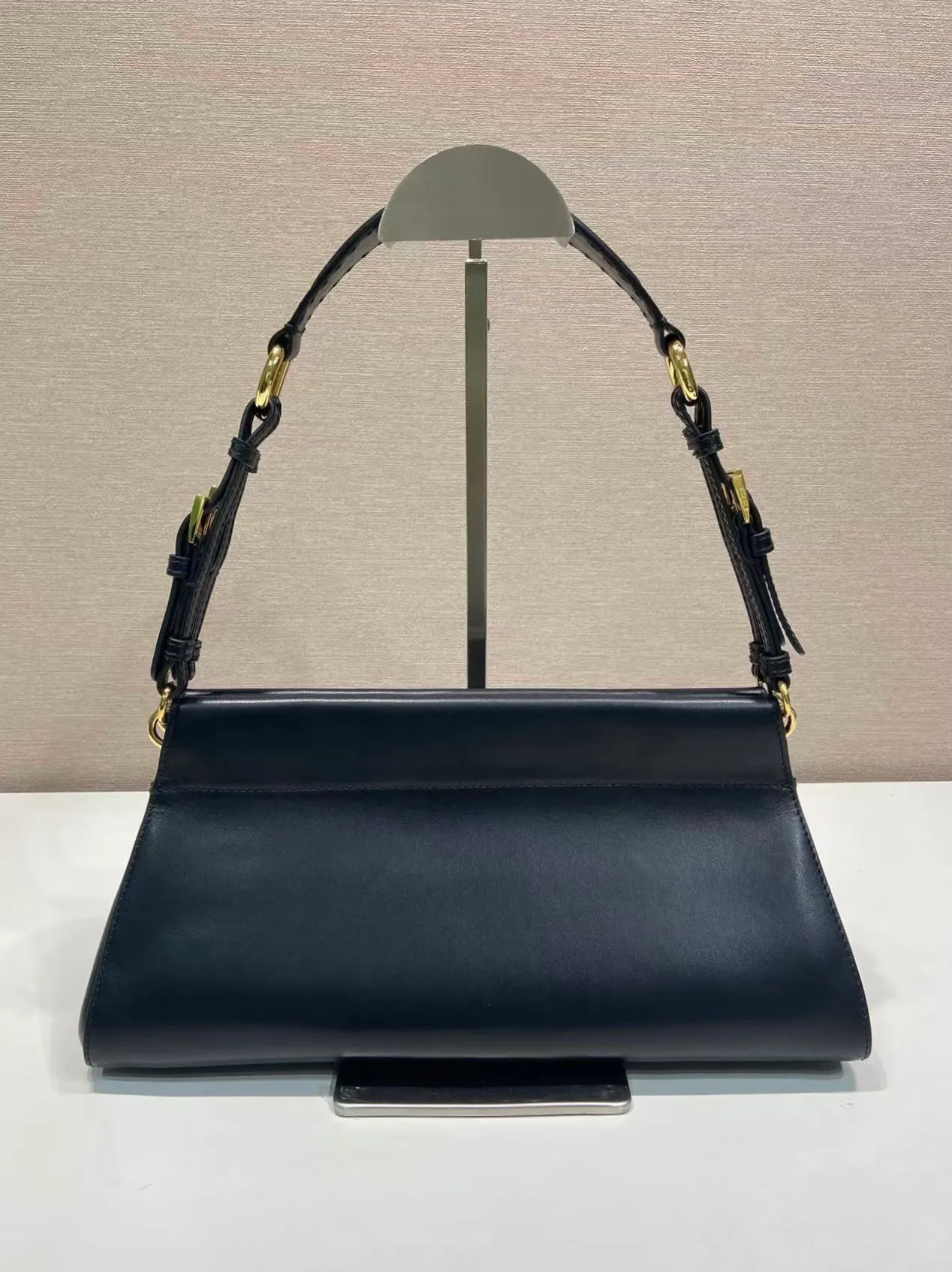 💰1640🎉New🎉1BC262🎉🎉 The Enchaîné bag features a retro-charming silhouette reinterpreted with a practical and modern structure. Classically feminine shapes are enriched by soft silhouettes and emphasized by the distressed treatment of leather, which is obtained through innovative craftsmanship techniques. The handle adds a diverse element to the design, highlighting practicality and elegance. Detachable leather handle - metal accessories - engraved logo on the front - with zipper pocket, another timeless and popular item🎉🎉 Length 32.5x Height 15.5x Bottom 11cm🎉🎉