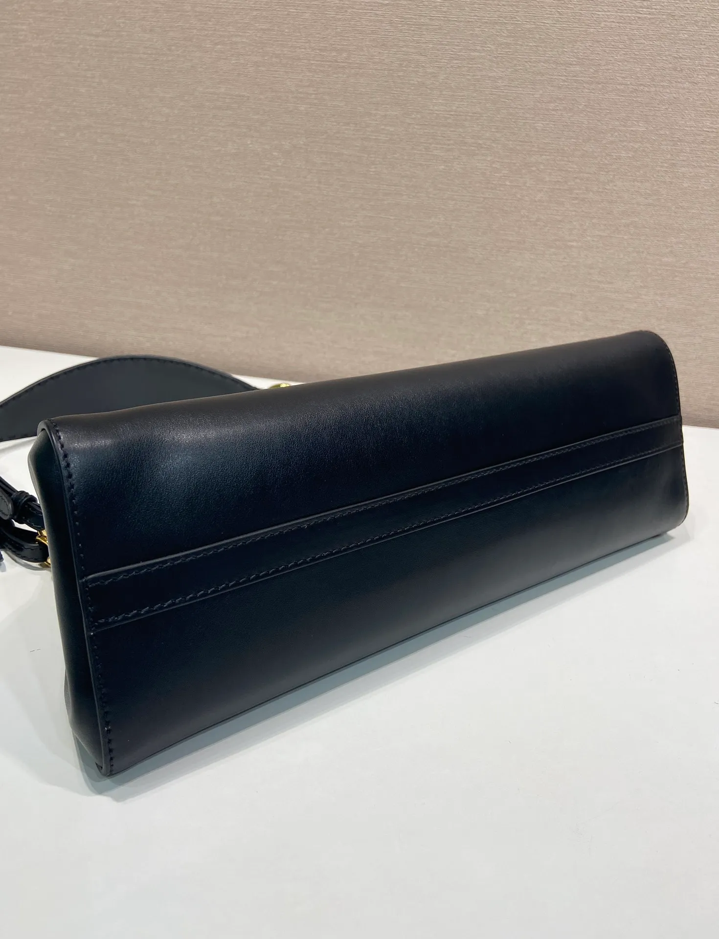💰1640🎉New🎉1BC262🎉🎉 The Enchaîné bag features a retro-charming silhouette reinterpreted with a practical and modern structure. Classically feminine shapes are enriched by soft silhouettes and emphasized by the distressed treatment of leather, which is obtained through innovative craftsmanship techniques. The handle adds a diverse element to the design, highlighting practicality and elegance. Detachable leather handle - metal accessories - engraved logo on the front - with zipper pocket, another timeless and popular item🎉🎉 Length 32.5x Height 15.5x Bottom 11cm🎉🎉