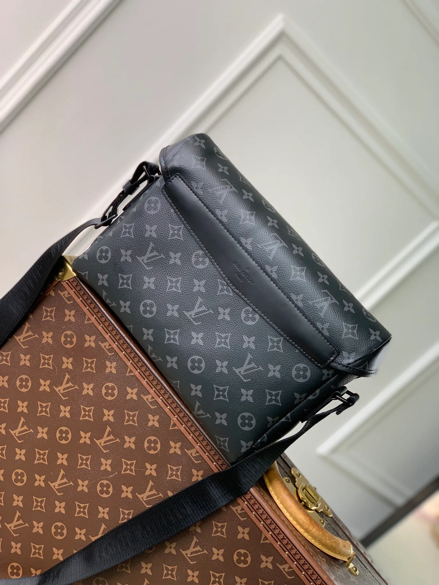 P¥820👉nfc163C01 dynamic chip version👈 [Top inspection-free all-steel hardware] M12517 black flower Voyager small messenger bag is made of Monogram Eclipse canvas to create a comfortable and portable configuration, which can easily accommodate tablets, chargers and other daily needs. The quick-release buckle features the LV monogram, and the adjustable shoulder strap allows for shoulder or cross-body wear. 22.5 x 11 x 33 cm (height x width x length)