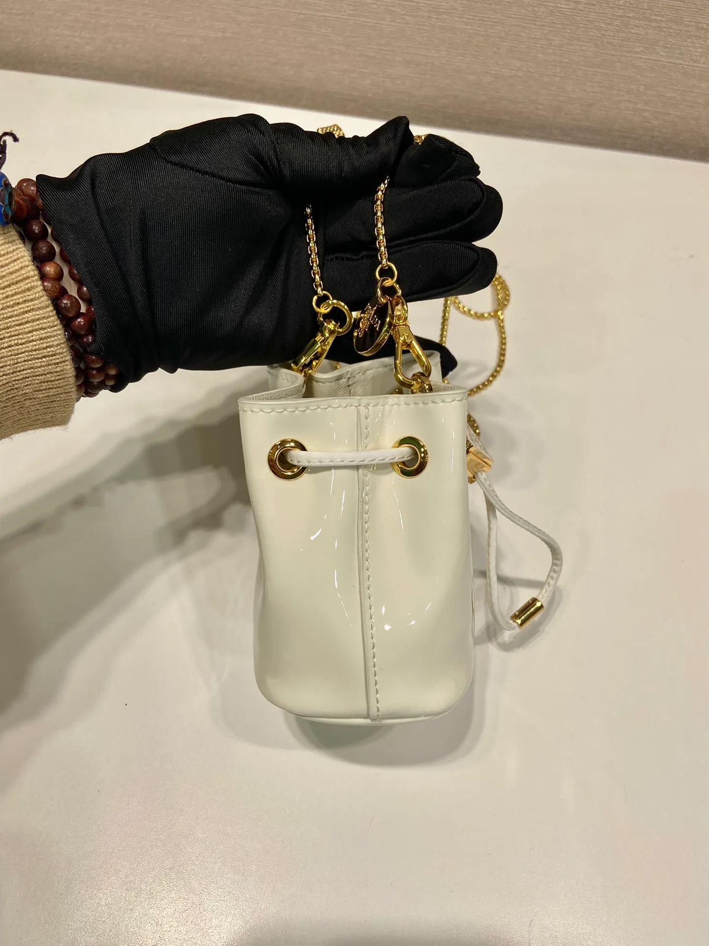 💰960🎉Patent leather bucket🎉1NR016 calfskin new color🎉🎉 This patent leather bucket is made of imported glossy cowhide and enamel-coated metal triangle logo decorated opening and closing design. Metal iron can be spanned diagonally. So cute😍, the effect is very eye-catching, so cute and cool, don’t you feel moved😙😙, beauties. Get it now. So beautiful and cute😋😋 Length 10x height 12x base 7cm🎉🎉🎉👏👏👏