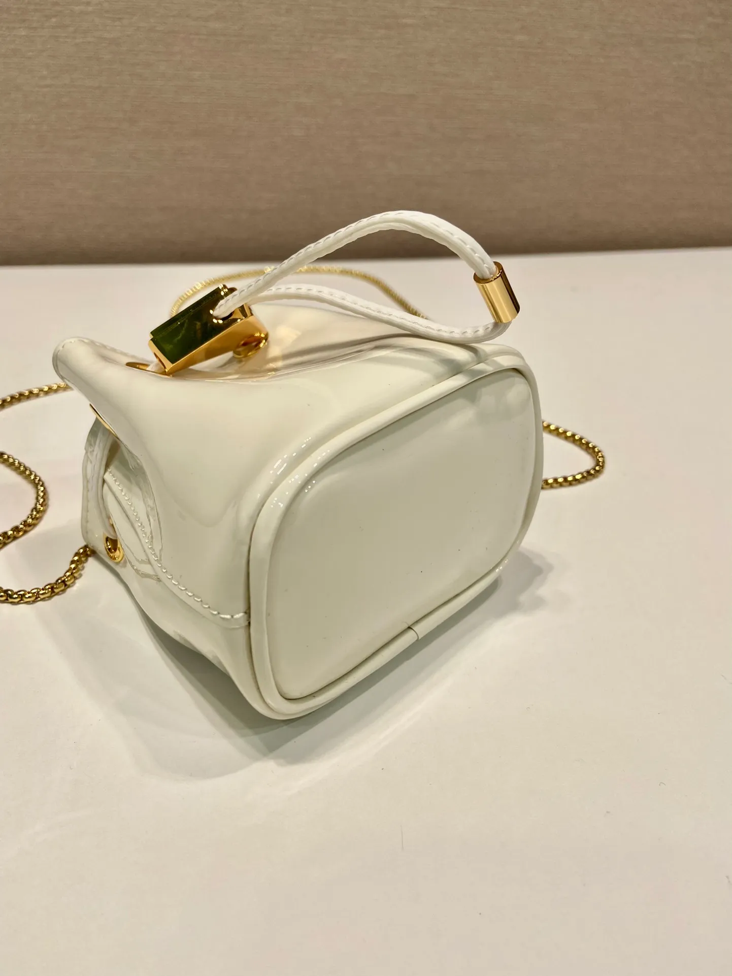 💰960🎉Patent leather bucket🎉1NR016 calfskin new color🎉🎉 This patent leather bucket is made of imported glossy cowhide and enamel-coated metal triangle logo decorated opening and closing design. Metal iron can be spanned diagonally. So cute😍, the effect is very eye-catching, so cute and cool, don’t you feel moved😙😙, beauties. Get it now. So beautiful and cute😋😋 Length 10x height 12x base 7cm🎉🎉🎉👏👏👏