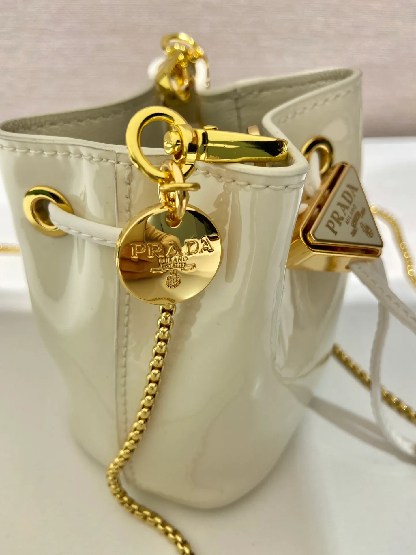 💰960🎉Patent leather bucket🎉1NR016 calfskin new color🎉🎉 This patent leather bucket is made of imported glossy cowhide and enamel-coated metal triangle logo decorated opening and closing design. Metal iron can be spanned diagonally. So cute😍, the effect is very eye-catching, so cute and cool, don’t you feel moved😙😙, beauties. Get it now. So beautiful and cute😋😋 Length 10x height 12x base 7cm🎉🎉🎉👏👏👏