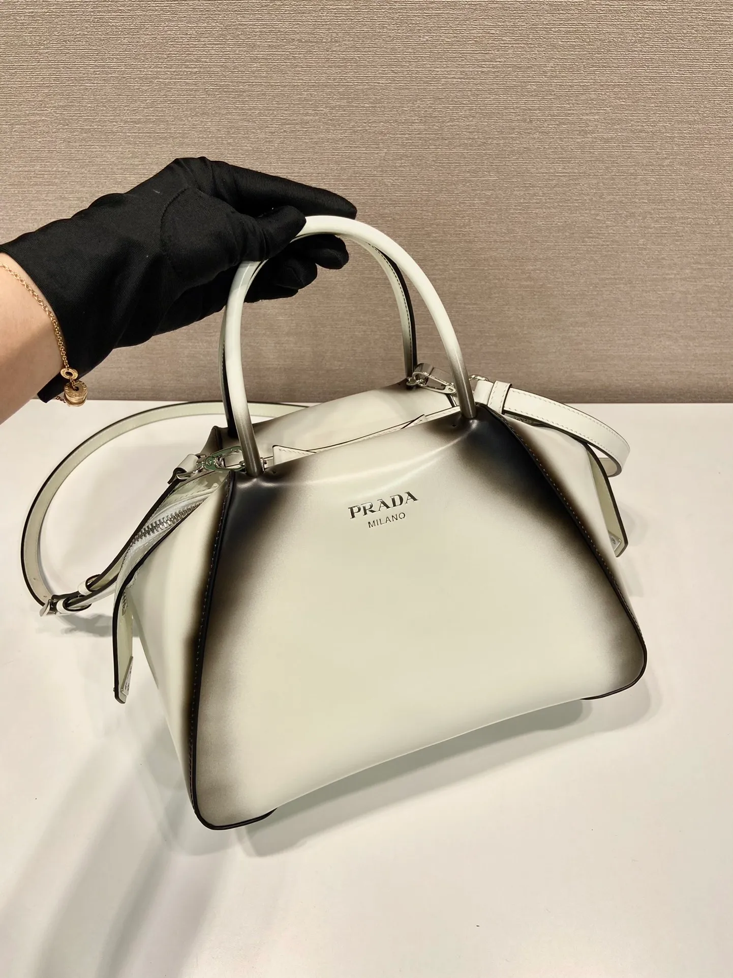 💰1800👏Gradient bowling ball👏1BA366 new gradient color🎉 This handbag with exquisite lines will be unveiled at the 2022 autumn and winter fashion show. Equipped with a detachable and adjustable long shoulder strap that can be carried by hand/cross-body. The elegant silhouette features a hand-painted finish that accentuates geometric lines and three-dimensional effects. Casual and stylish. Large capacity space. Everything you need for daily use can be accommodated! Babies. Hurry up and get it🎉🎉, length 25.5x height 18x ​​base 13.5cm🎉🎉🎉👏👏👏 👏