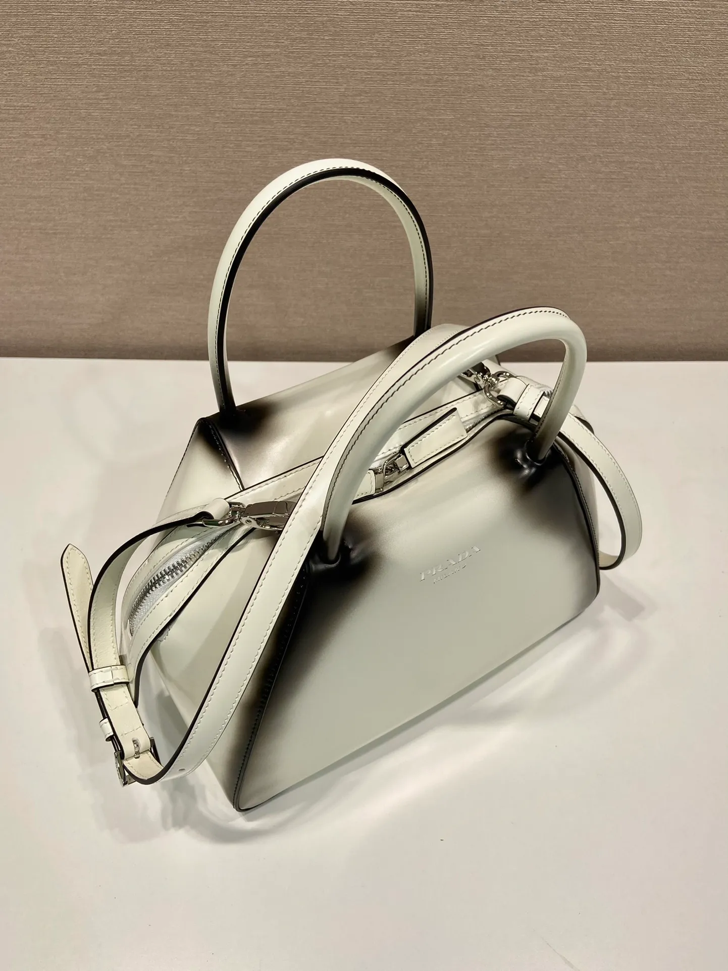 💰1800👏Gradient bowling ball👏1BA366 new gradient color🎉 This handbag with exquisite lines will be unveiled at the 2022 autumn and winter fashion show. Equipped with a detachable and adjustable long shoulder strap that can be carried by hand/cross-body. The elegant silhouette features a hand-painted finish that accentuates geometric lines and three-dimensional effects. Casual and stylish. Large capacity space. Everything you need for daily use can be accommodated! Babies. Hurry up and get it🎉🎉, length 25.5x height 18x ​​base 13.5cm🎉🎉🎉👏👏👏 👏