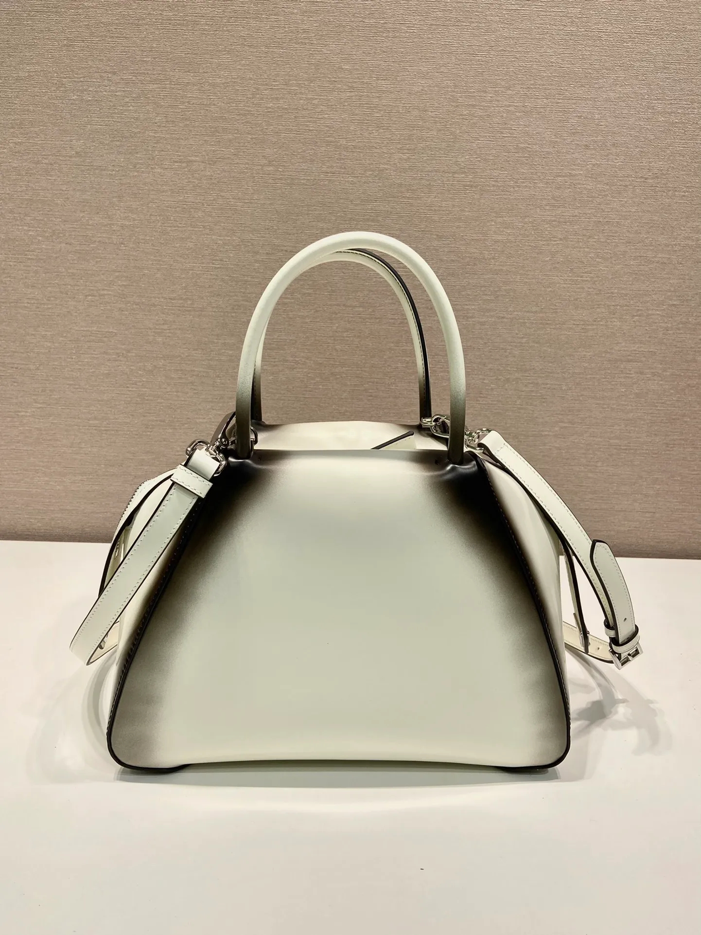 💰1800👏Gradient bowling ball👏1BA366 new gradient color🎉 This handbag with exquisite lines will be unveiled at the 2022 autumn and winter fashion show. Equipped with a detachable and adjustable long shoulder strap that can be carried by hand/cross-body. The elegant silhouette features a hand-painted finish that accentuates geometric lines and three-dimensional effects. Casual and stylish. Large capacity space. Everything you need for daily use can be accommodated! Babies. Hurry up and get it🎉🎉, length 25.5x height 18x ​​base 13.5cm🎉🎉🎉👏👏👏 👏