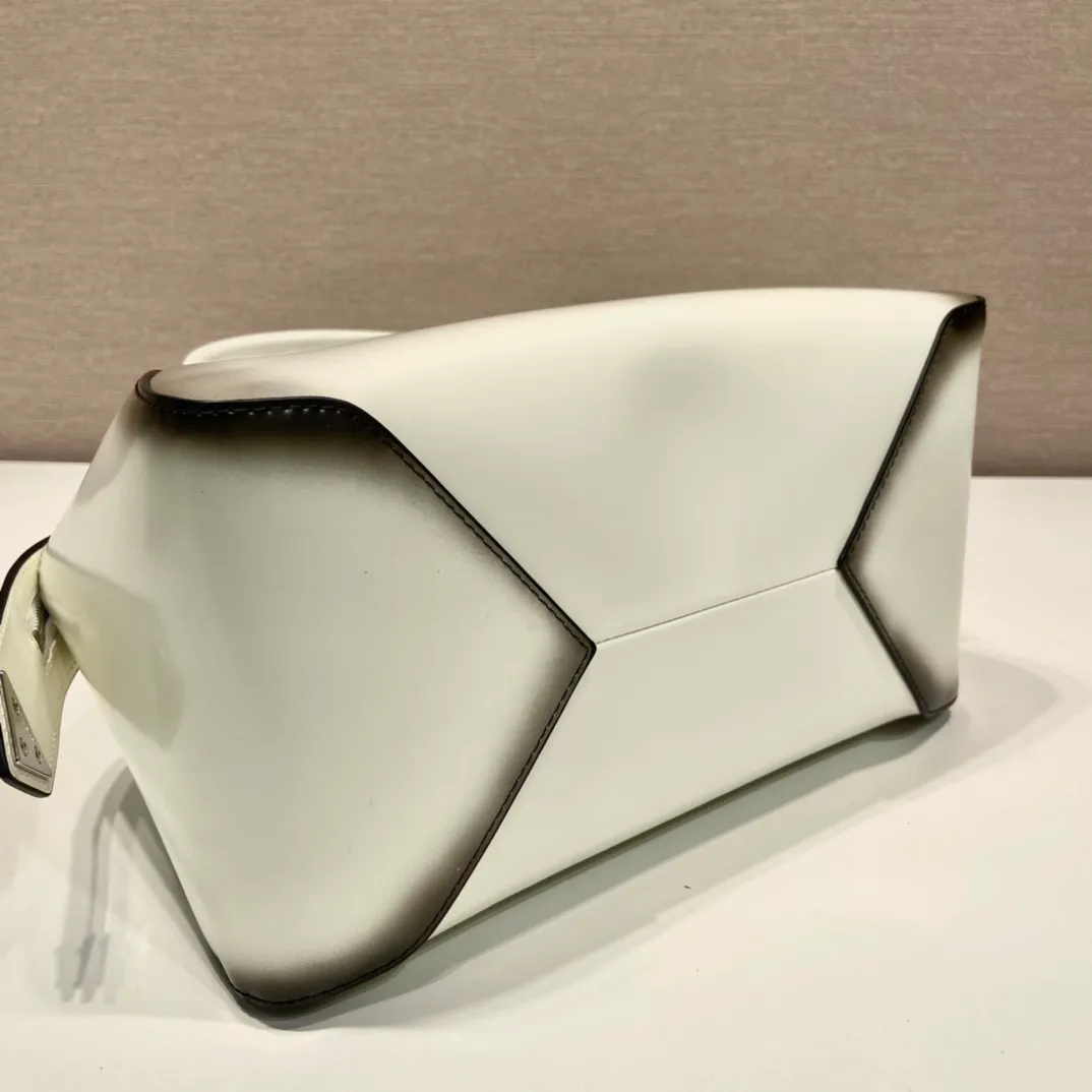 💰1800👏Gradient bowling ball👏1BA366 new gradient color🎉 This handbag with exquisite lines will be unveiled at the 2022 autumn and winter fashion show. Equipped with a detachable and adjustable long shoulder strap that can be carried by hand/cross-body. The elegant silhouette features a hand-painted finish that accentuates geometric lines and three-dimensional effects. Casual and stylish. Large capacity space. Everything you need for daily use can be accommodated! Babies. Hurry up and get it🎉🎉, length 25.5x height 18x ​​base 13.5cm🎉🎉🎉👏👏👏 👏