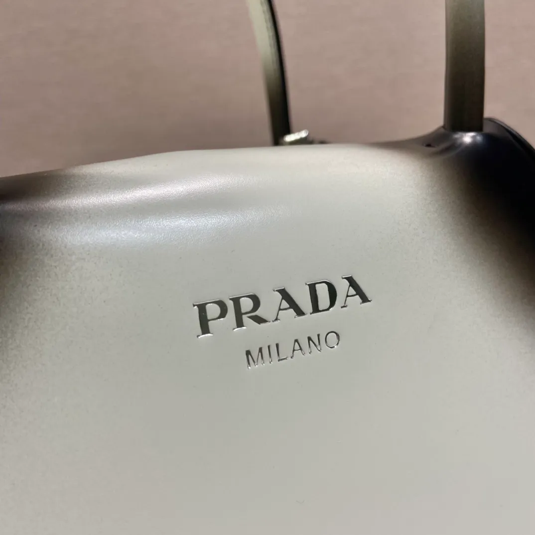 💰1800👏Gradient bowling ball👏1BA366 new gradient color🎉 This handbag with exquisite lines will be unveiled at the 2022 autumn and winter fashion show. Equipped with a detachable and adjustable long shoulder strap that can be carried by hand/cross-body. The elegant silhouette features a hand-painted finish that accentuates geometric lines and three-dimensional effects. Casual and stylish. Large capacity space. Everything you need for daily use can be accommodated! Babies. Hurry up and get it🎉🎉, length 25.5x height 18x ​​base 13.5cm🎉🎉🎉👏👏👏 👏
