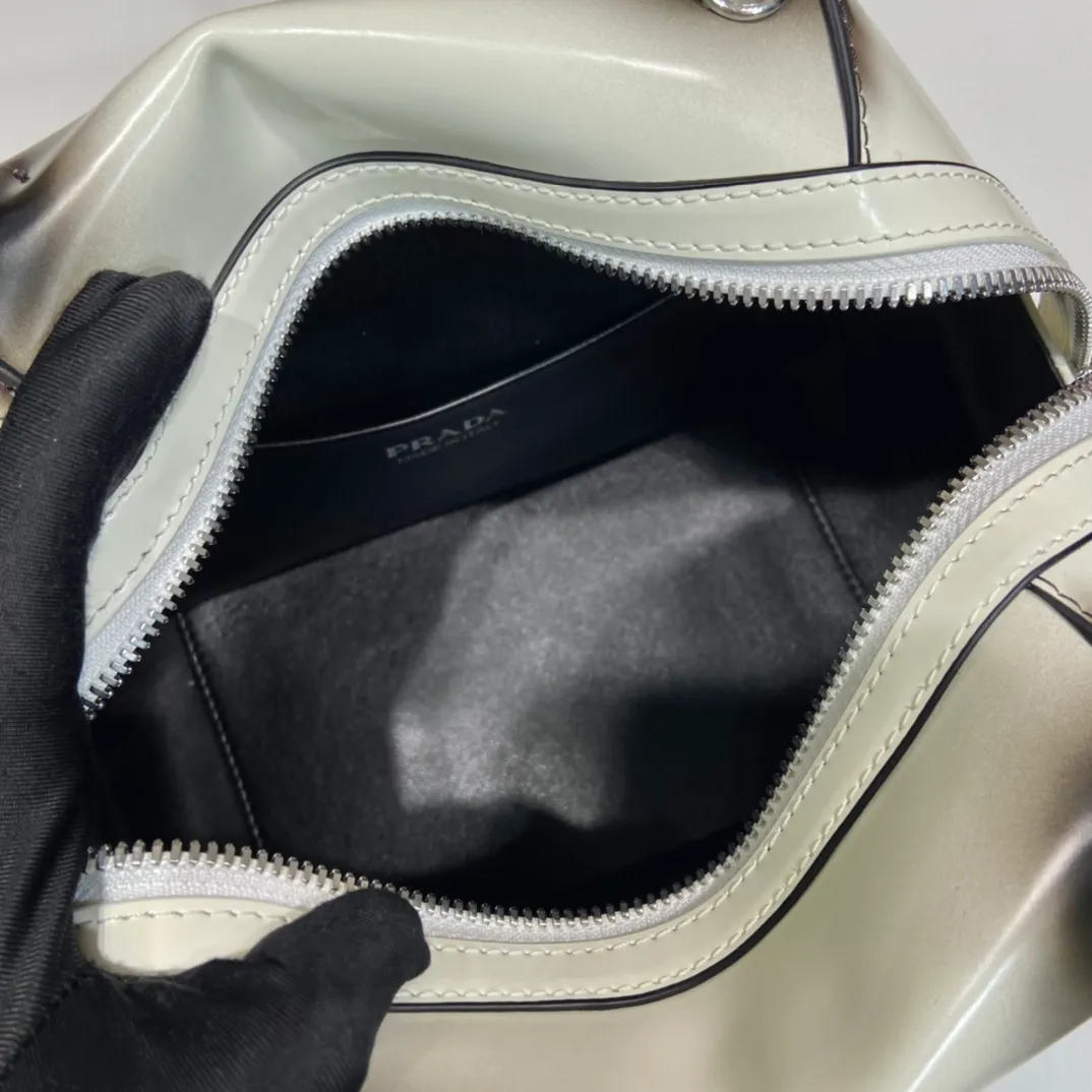 💰1800👏Gradient bowling ball👏1BA366 new gradient color🎉 This handbag with exquisite lines will be unveiled at the 2022 autumn and winter fashion show. Equipped with a detachable and adjustable long shoulder strap that can be carried by hand/cross-body. The elegant silhouette features a hand-painted finish that accentuates geometric lines and three-dimensional effects. Casual and stylish. Large capacity space. Everything you need for daily use can be accommodated! Babies. Hurry up and get it🎉🎉, length 25.5x height 18x ​​base 13.5cm🎉🎉🎉👏👏👏 👏