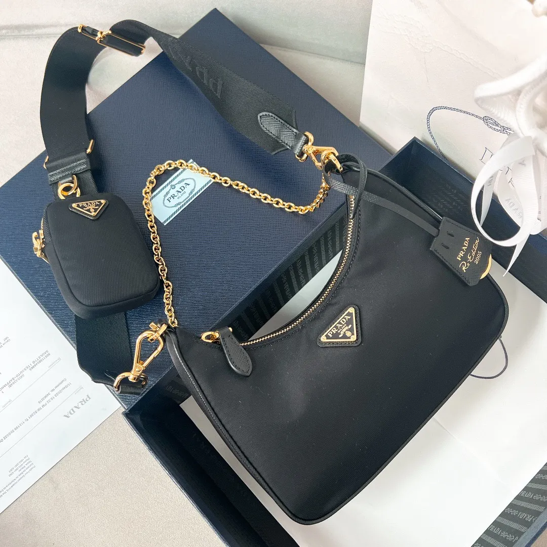 💰1000 [The latest black gold chain⛓️] Prad 2005 nylon three-in-one 1BH204, made of Re-Nylon regenerated nylon material, the design is inspired by the iconic mini Hobo handbag, the Saffiano leather trim design is unique, and the shoulder strap is equipped with a detachable pouch to create a variety of looks. Detachable chain handle, detachable and adjustable logo-printed woven nylon shoulder strap, detachable nylon zippered pouch with ReEdition keychain, metal accessories, enameled metal triangle logo on the front, zipper closure, upgraded details, matching counter, market exclusive! Size: 22X18X6cm
