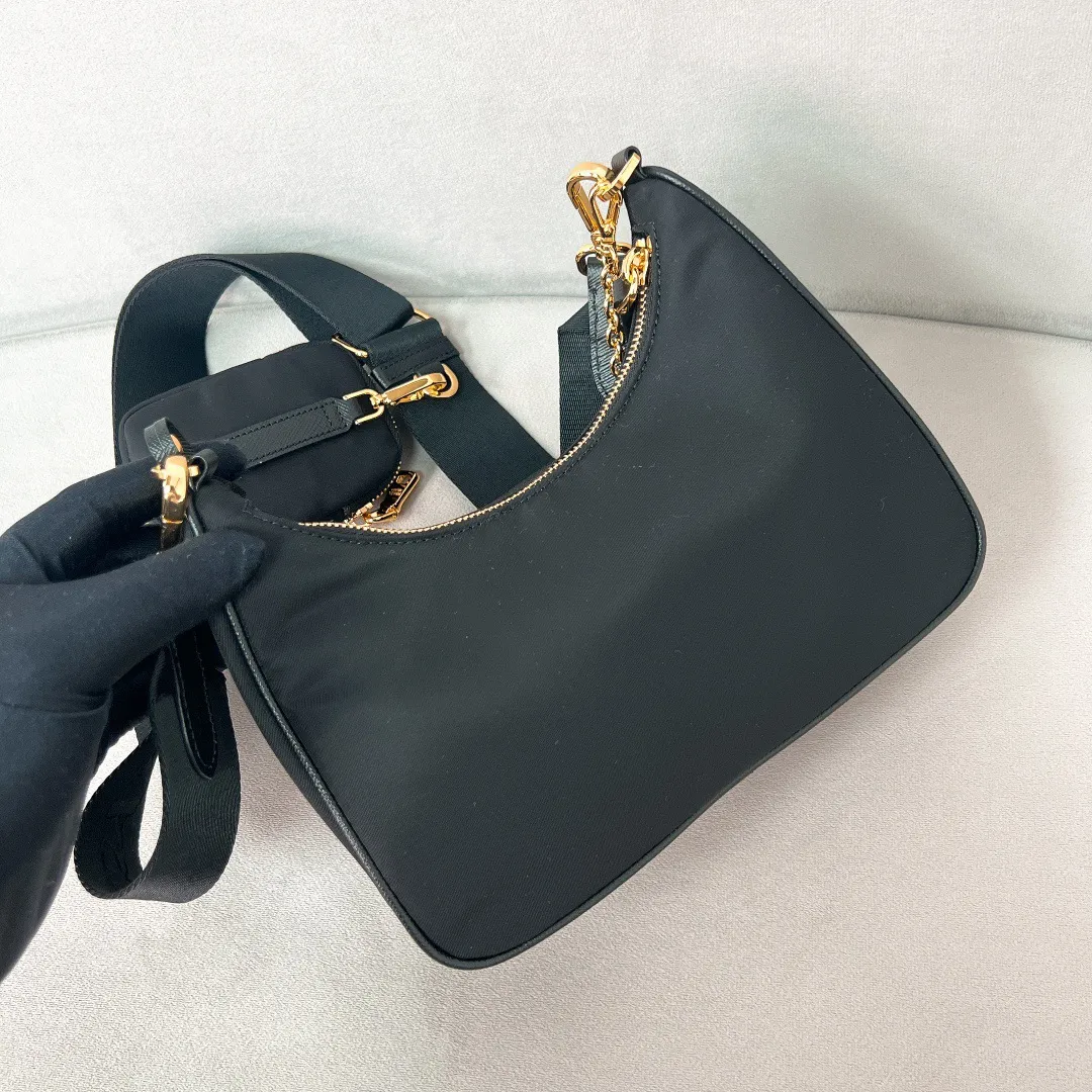 💰1000 [The latest black gold chain⛓️] Prad 2005 nylon three-in-one 1BH204, made of Re-Nylon regenerated nylon material, the design is inspired by the iconic mini Hobo handbag, the Saffiano leather trim design is unique, and the shoulder strap is equipped with a detachable pouch to create a variety of looks. Detachable chain handle, detachable and adjustable logo-printed woven nylon shoulder strap, detachable nylon zippered pouch with ReEdition keychain, metal accessories, enameled metal triangle logo on the front, zipper closure, upgraded details, matching counter, market exclusive! Size: 22X18X6cm