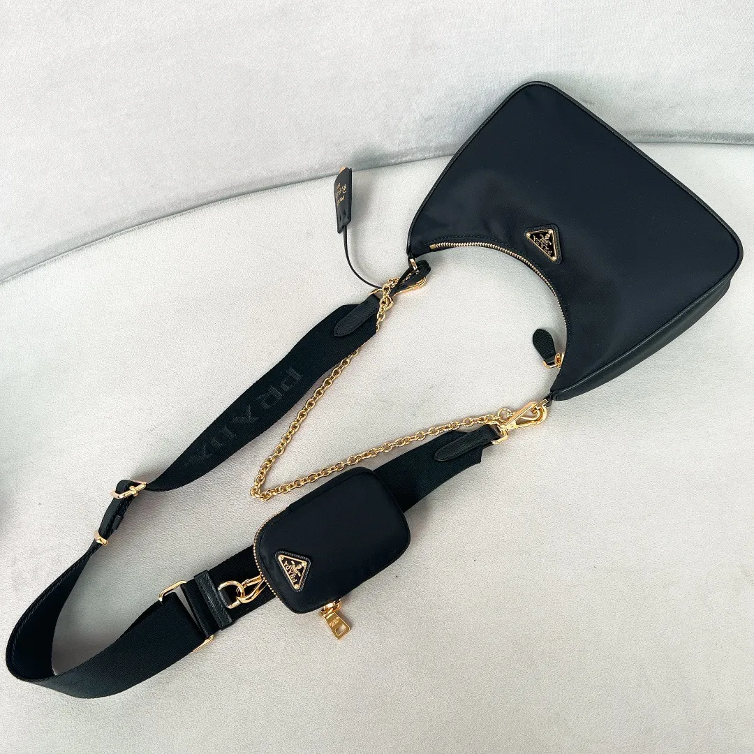 💰1000 [The latest black gold chain⛓️] Prad 2005 nylon three-in-one 1BH204, made of Re-Nylon regenerated nylon material, the design is inspired by the iconic mini Hobo handbag, the Saffiano leather trim design is unique, and the shoulder strap is equipped with a detachable pouch to create a variety of looks. Detachable chain handle, detachable and adjustable logo-printed woven nylon shoulder strap, detachable nylon zippered pouch with ReEdition keychain, metal accessories, enameled metal triangle logo on the front, zipper closure, upgraded details, matching counter, market exclusive! Size: 22X18X6cm