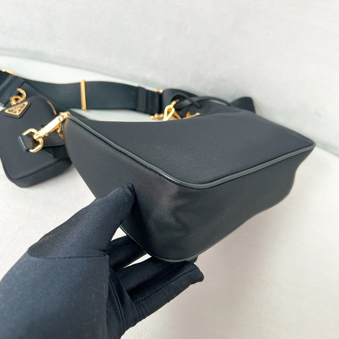 💰1000 [The latest black gold chain⛓️] Prad 2005 nylon three-in-one 1BH204, made of Re-Nylon regenerated nylon material, the design is inspired by the iconic mini Hobo handbag, the Saffiano leather trim design is unique, and the shoulder strap is equipped with a detachable pouch to create a variety of looks. Detachable chain handle, detachable and adjustable logo-printed woven nylon shoulder strap, detachable nylon zippered pouch with ReEdition keychain, metal accessories, enameled metal triangle logo on the front, zipper closure, upgraded details, matching counter, market exclusive! Size: 22X18X6cm
