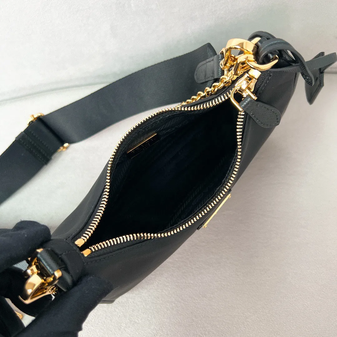 💰1000 [The latest black gold chain⛓️] Prad 2005 nylon three-in-one 1BH204, made of Re-Nylon regenerated nylon material, the design is inspired by the iconic mini Hobo handbag, the Saffiano leather trim design is unique, and the shoulder strap is equipped with a detachable pouch to create a variety of looks. Detachable chain handle, detachable and adjustable logo-printed woven nylon shoulder strap, detachable nylon zippered pouch with ReEdition keychain, metal accessories, enameled metal triangle logo on the front, zipper closure, upgraded details, matching counter, market exclusive! Size: 22X18X6cm