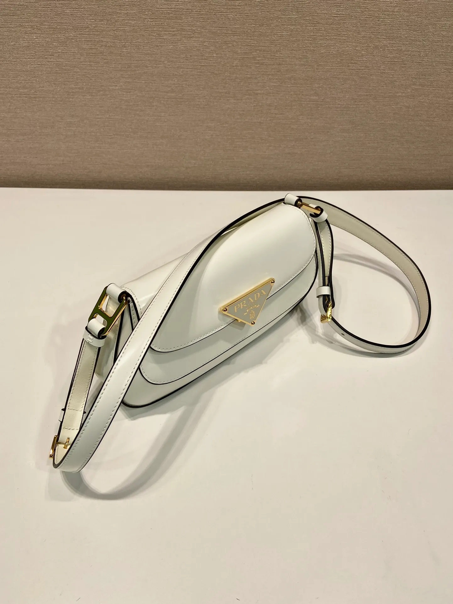 💰1520🎉New armpit bag🎉1BD345🎉🎉 The smooth arc design gives this shoulder bag a sophisticated and modern charm. Versatile style, equipped with 2 long and short shoulder straps/adjustable, suitable for use as a handbag or shoulder bag/crossbody. Modern glossy leather completes the look. Presented in a clamshell silhouette, it combines sophistication with functionality. Another hit that will never go out of style, babies. Hurry up and get it🎉🎉 Length 24x height 11x bottom 4cm🎉🎉🎉👏👏👏