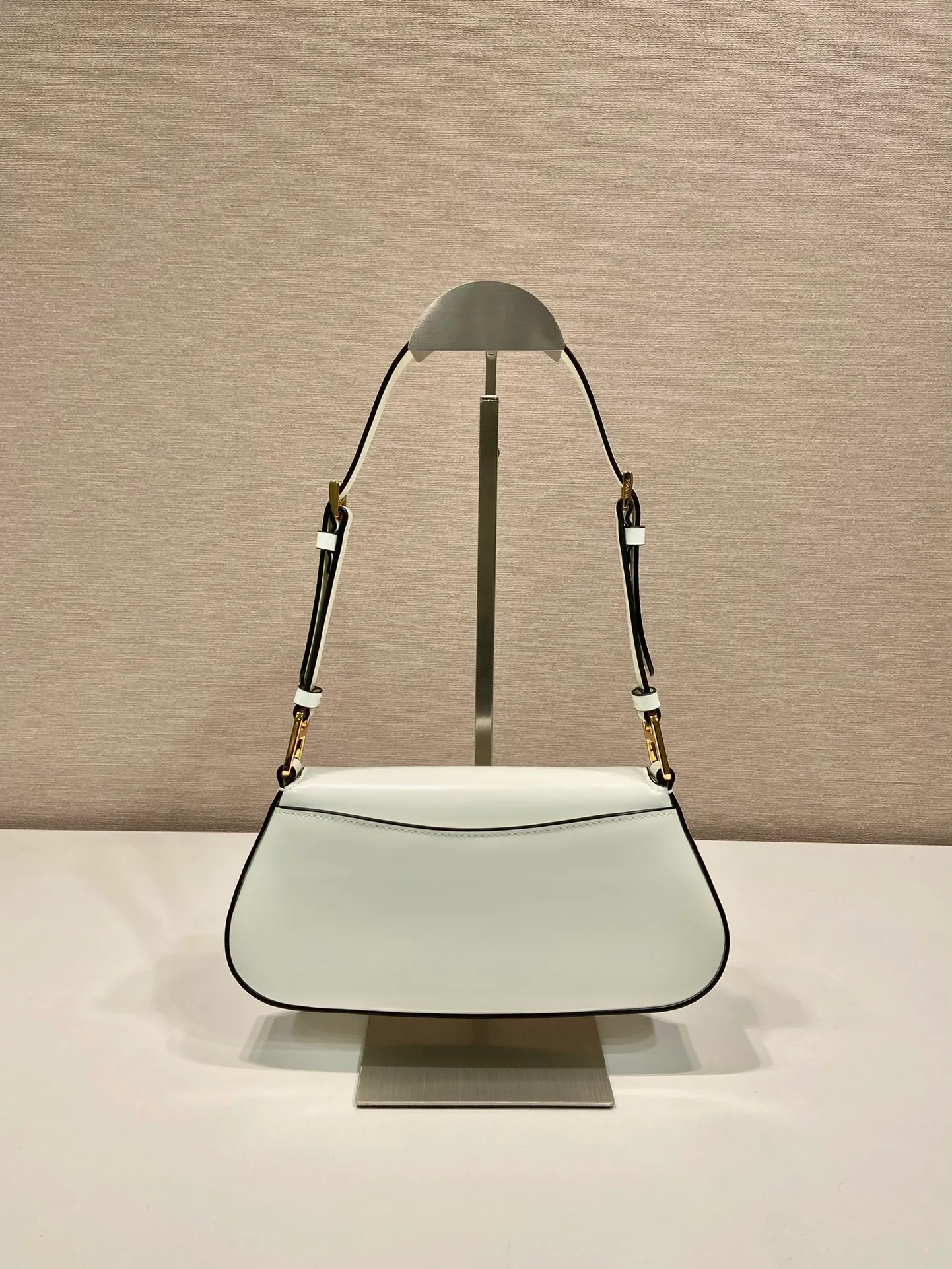 💰1520🎉New armpit bag🎉1BD345🎉🎉 The smooth arc design gives this shoulder bag a sophisticated and modern charm. Versatile style, equipped with 2 long and short shoulder straps/adjustable, suitable for use as a handbag or shoulder bag/crossbody. Modern glossy leather completes the look. Presented in a clamshell silhouette, it combines sophistication with functionality. Another hit that will never go out of style, babies. Hurry up and get it🎉🎉 Length 24x height 11x bottom 4cm🎉🎉🎉👏👏👏