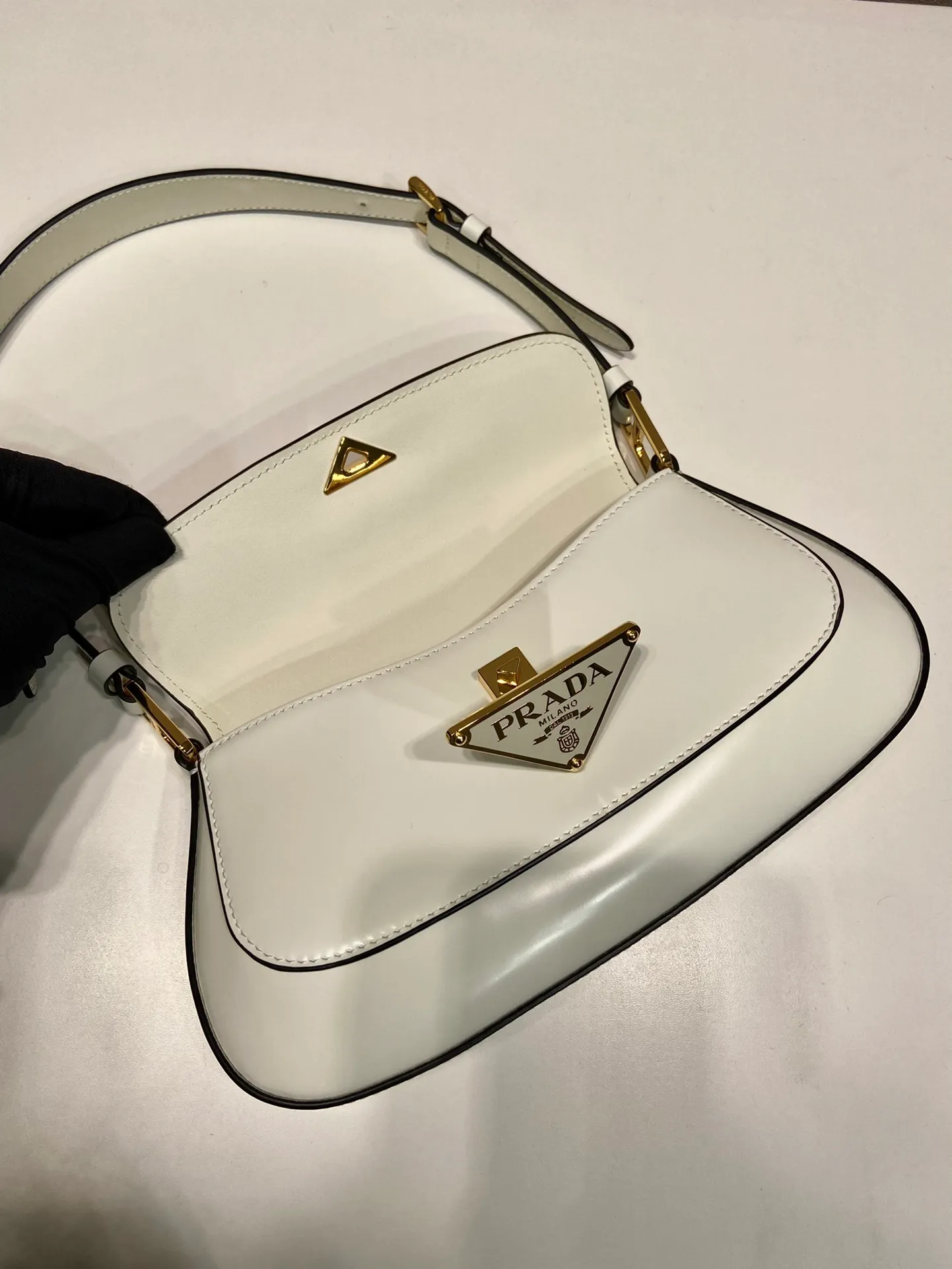 💰1520🎉New armpit bag🎉1BD345🎉🎉 The smooth arc design gives this shoulder bag a sophisticated and modern charm. Versatile style, equipped with 2 long and short shoulder straps/adjustable, suitable for use as a handbag or shoulder bag/crossbody. Modern glossy leather completes the look. Presented in a clamshell silhouette, it combines sophistication with functionality. Another hit that will never go out of style, babies. Hurry up and get it🎉🎉 Length 24x height 11x bottom 4cm🎉🎉🎉👏👏👏