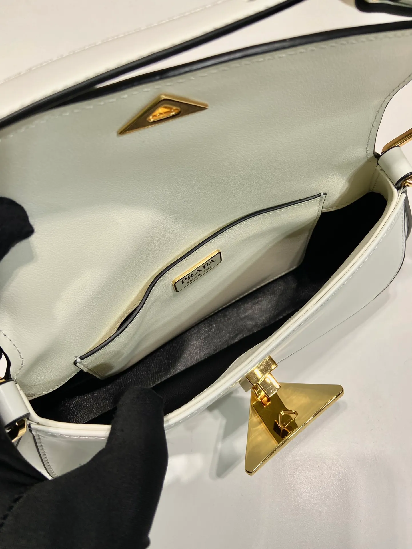 💰1520🎉New armpit bag🎉1BD345🎉🎉 The smooth arc design gives this shoulder bag a sophisticated and modern charm. Versatile style, equipped with 2 long and short shoulder straps/adjustable, suitable for use as a handbag or shoulder bag/crossbody. Modern glossy leather completes the look. Presented in a clamshell silhouette, it combines sophistication with functionality. Another hit that will never go out of style, babies. Hurry up and get it🎉🎉 Length 24x height 11x bottom 4cm🎉🎉🎉👏👏👏