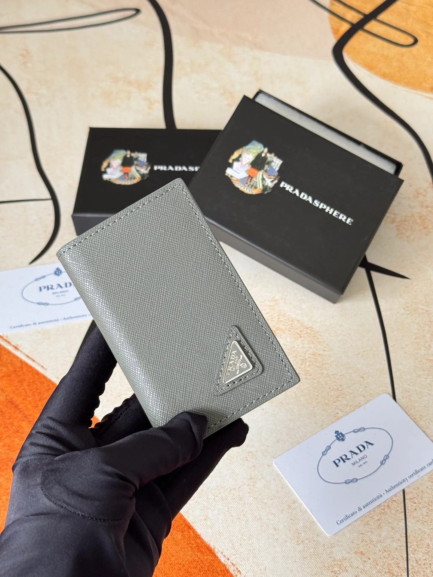 💰120💰prada cross pattern unisex card holder, can be placed in pockets, bags, and can be held in hand, made of cross pattern imported calfskin, pocket card holder, can hold change, 6 card slots, simple and elegant fashion trend. Model 2MC101, color as shown in the picture, size 11×7cm,
