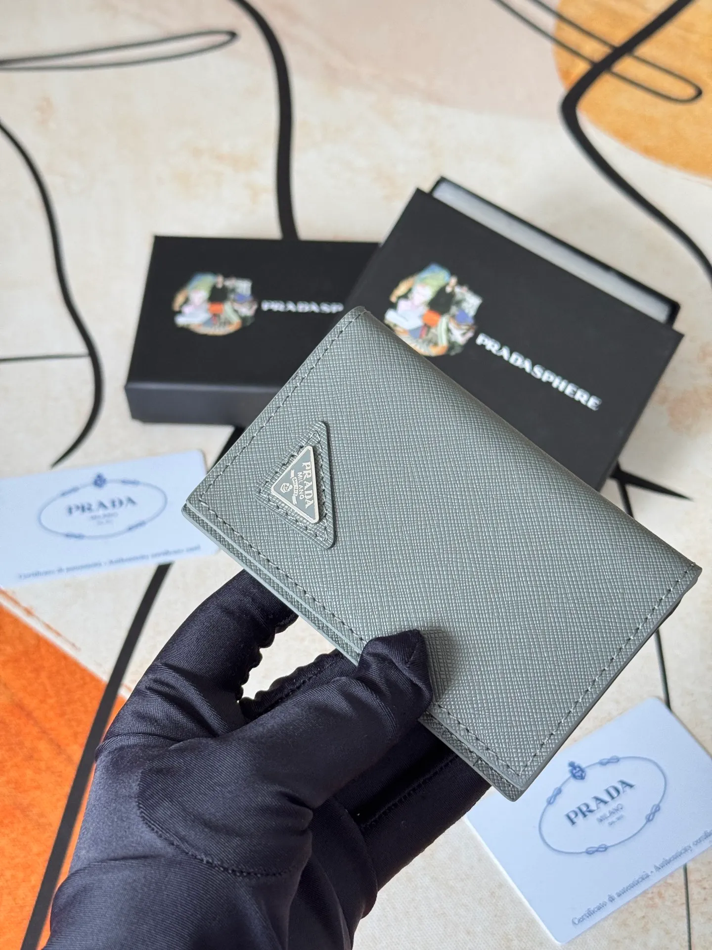 💰120💰prada cross pattern unisex card holder, can be placed in pockets, bags, and can be held in hand, made of cross pattern imported calfskin, pocket card holder, can hold change, 6 card slots, simple and elegant fashion trend. Model 2MC101, color as shown in the picture, size 11×7cm,