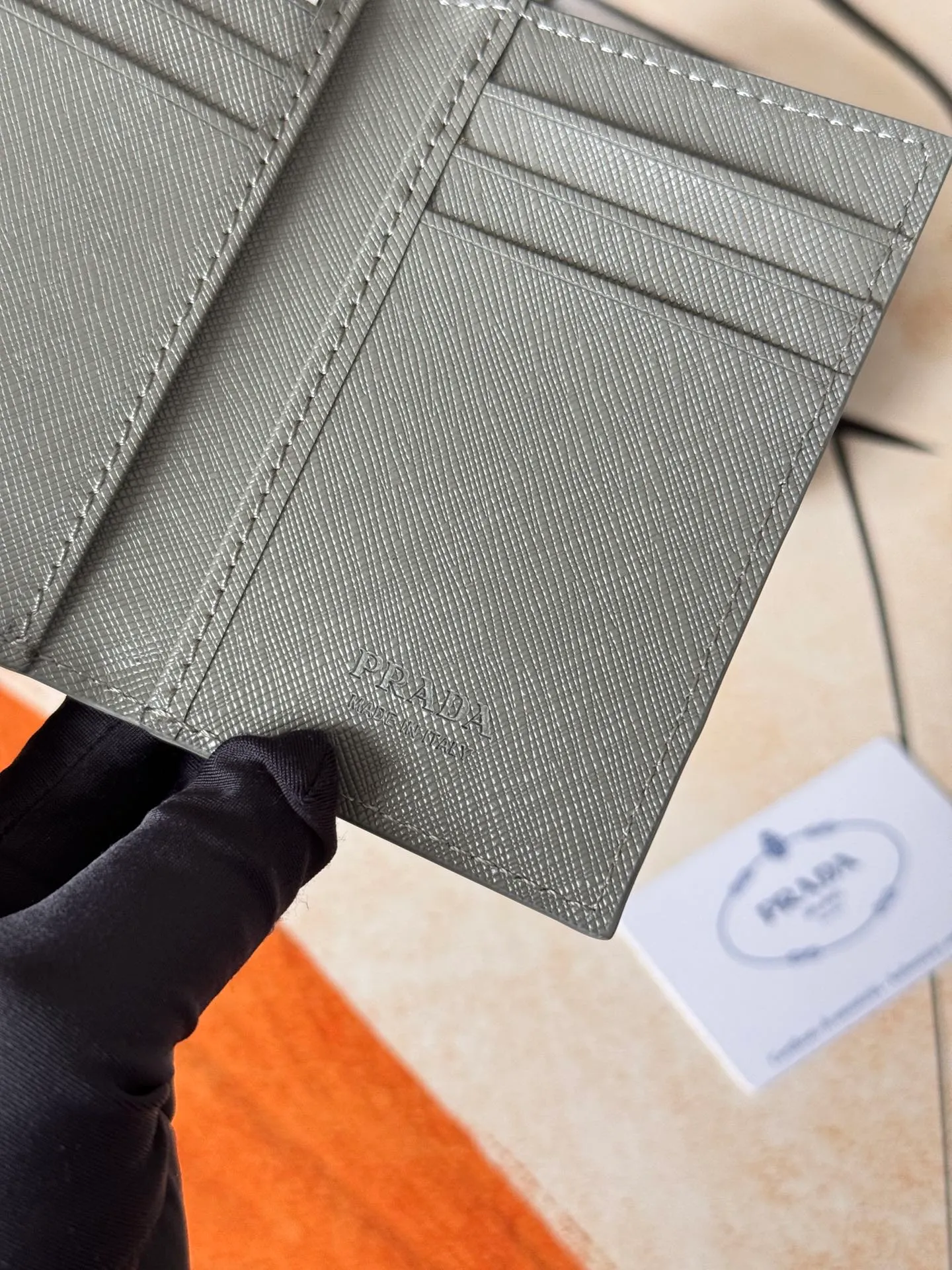 💰120💰prada cross pattern unisex card holder, can be placed in pockets, bags, and can be held in hand, made of cross pattern imported calfskin, pocket card holder, can hold change, 6 card slots, simple and elegant fashion trend. Model 2MC101, color as shown in the picture, size 11×7cm,