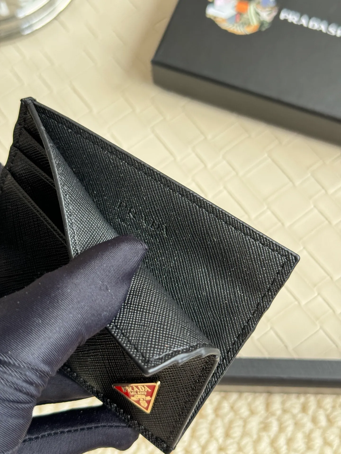 💰100prada Prada’s popular genuine pickup bag [Love], the latest style at the counter, synchronized with the official website, genuine product development, the color is as shown in the picture. Model 2MC223, internal code 224 OEM code💋 The cross-grain cowhide texture is excellent, imported thread lining, exquisite and even routing, smooth oil edges, exquisite workmanship, size: 10cm long and 8cm high [with original packaging box and card]