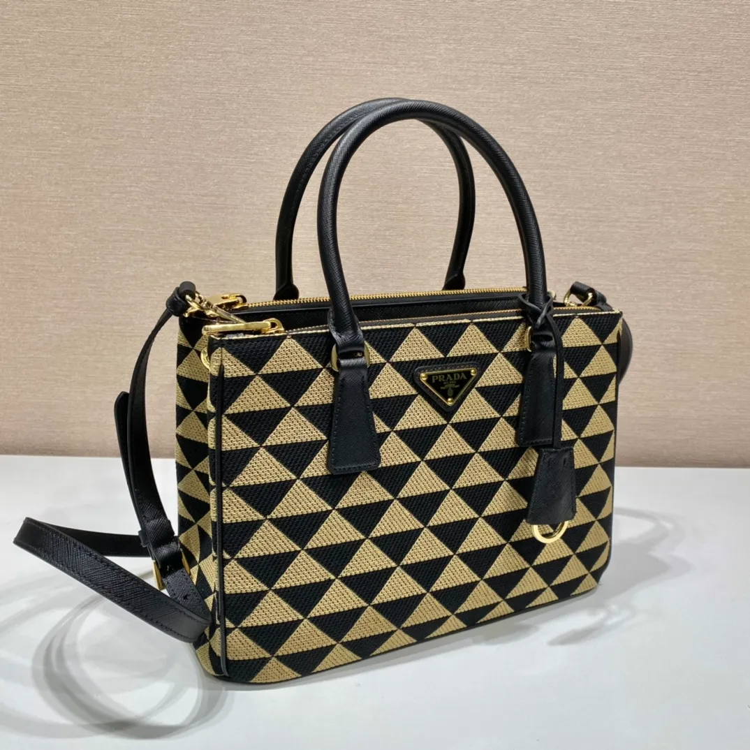 💰1600👏Embroidered fabric bag👏1BA863👏👏Killer bag👌 This embroidered fabric killer bag is made of imported Saffiano leather and unique embroidered fabric👍 The original element is modified with a fabric design, which makes it look particularly fashionable and trendy👏👏Hand-held/equipped with a detachable long shoulder strap, simple and elegant💕so beautiful😘Cute and cool😎, suitable for any occasion. Another popular item recognized by internet celebrities/celebrities👏👏Hurry up and get it😘My dears😘 Length 28x height 20x bottom 12cm👏👏👏