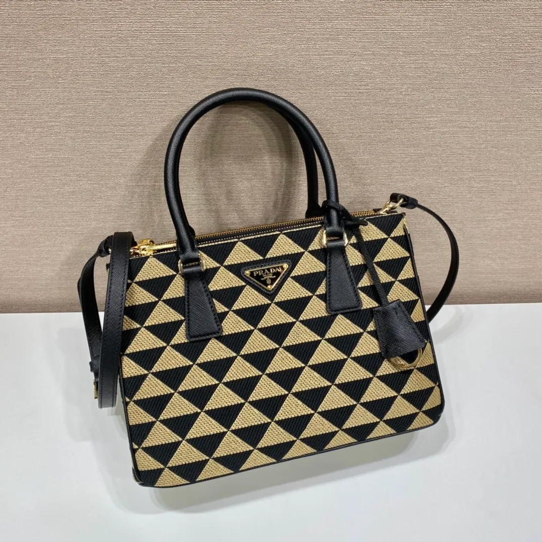 💰1600👏Embroidered fabric bag👏1BA863👏👏Killer bag👌 This embroidered fabric killer bag is made of imported Saffiano leather and unique embroidered fabric👍 The original element is modified with a fabric design, which makes it look particularly fashionable and trendy👏👏Hand-held/equipped with a detachable long shoulder strap, simple and elegant💕so beautiful😘Cute and cool😎, suitable for any occasion. Another popular item recognized by internet celebrities/celebrities👏👏Hurry up and get it😘My dears😘 Length 28x height 20x bottom 12cm👏👏👏