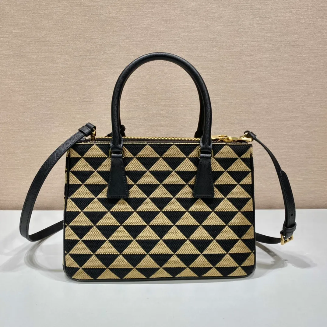 💰1600👏Embroidered fabric bag👏1BA863👏👏Killer bag👌 This embroidered fabric killer bag is made of imported Saffiano leather and unique embroidered fabric👍 The original element is modified with a fabric design, which makes it look particularly fashionable and trendy👏👏Hand-held/equipped with a detachable long shoulder strap, simple and elegant💕so beautiful😘Cute and cool😎, suitable for any occasion. Another popular item recognized by internet celebrities/celebrities👏👏Hurry up and get it😘My dears😘 Length 28x height 20x bottom 12cm👏👏👏